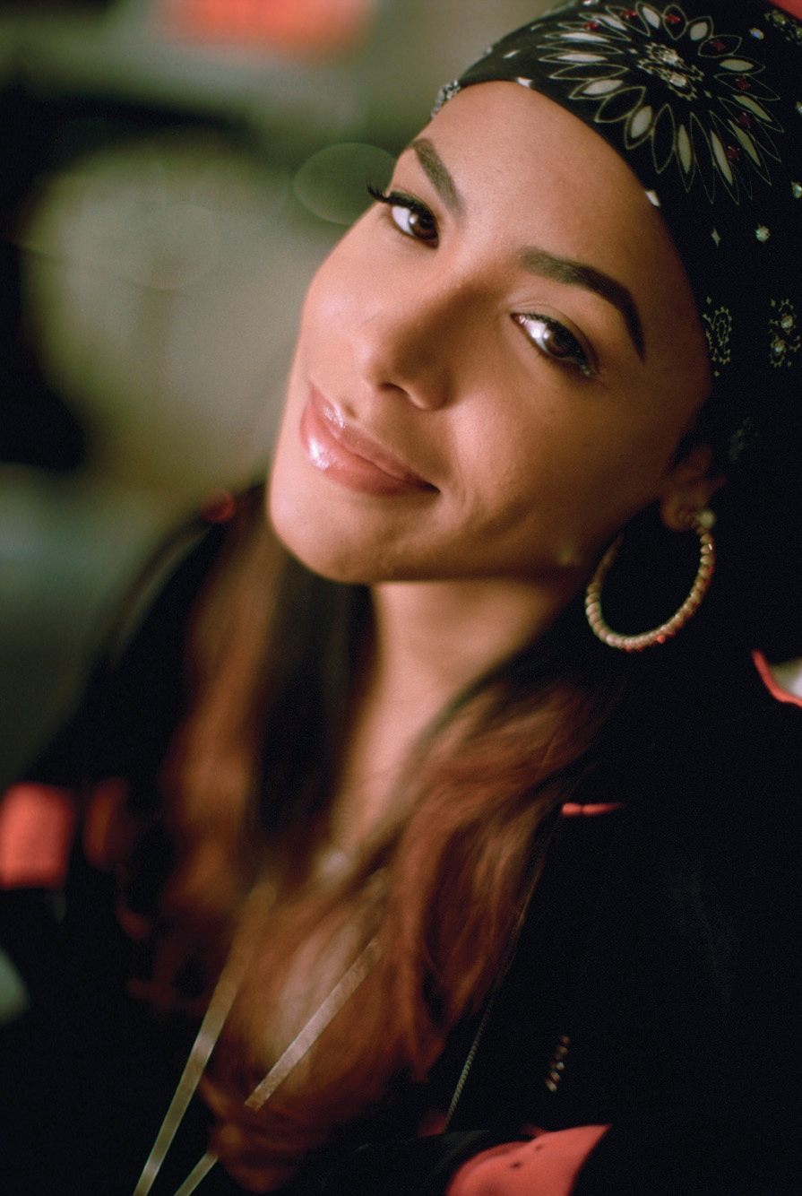 auteur Aaliyah de la citation Je reste fidèle à moi-même et à mon style, et je me pousse toujours à en être conscient et à être original.