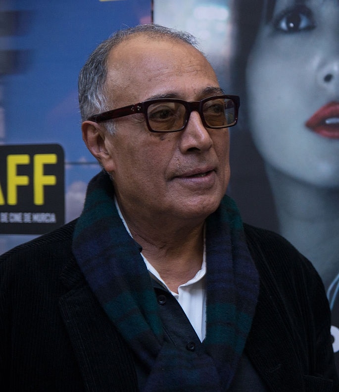 auteur Abbas Kiarostami de la citation Les sièges de cinéma rendent les gens paresseux. Ils s'attendent à recevoir toutes les informations. Mais pour moi, les points d'interrogation sont la ponctuation de la vie.