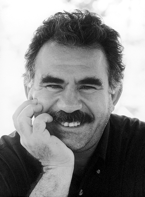 auteur Abdullah Ocalan de la citation J'étais quelqu'un qui ne marcherait même pas sur une fourmi. Mais c'est une guerre pour l'honneur et la légitime défense. Une politique d'élimination à 100% (par Ankara des Kurdes) m'a forcé à défendre et c'est devenu une défense glorieuse d'un peuple.