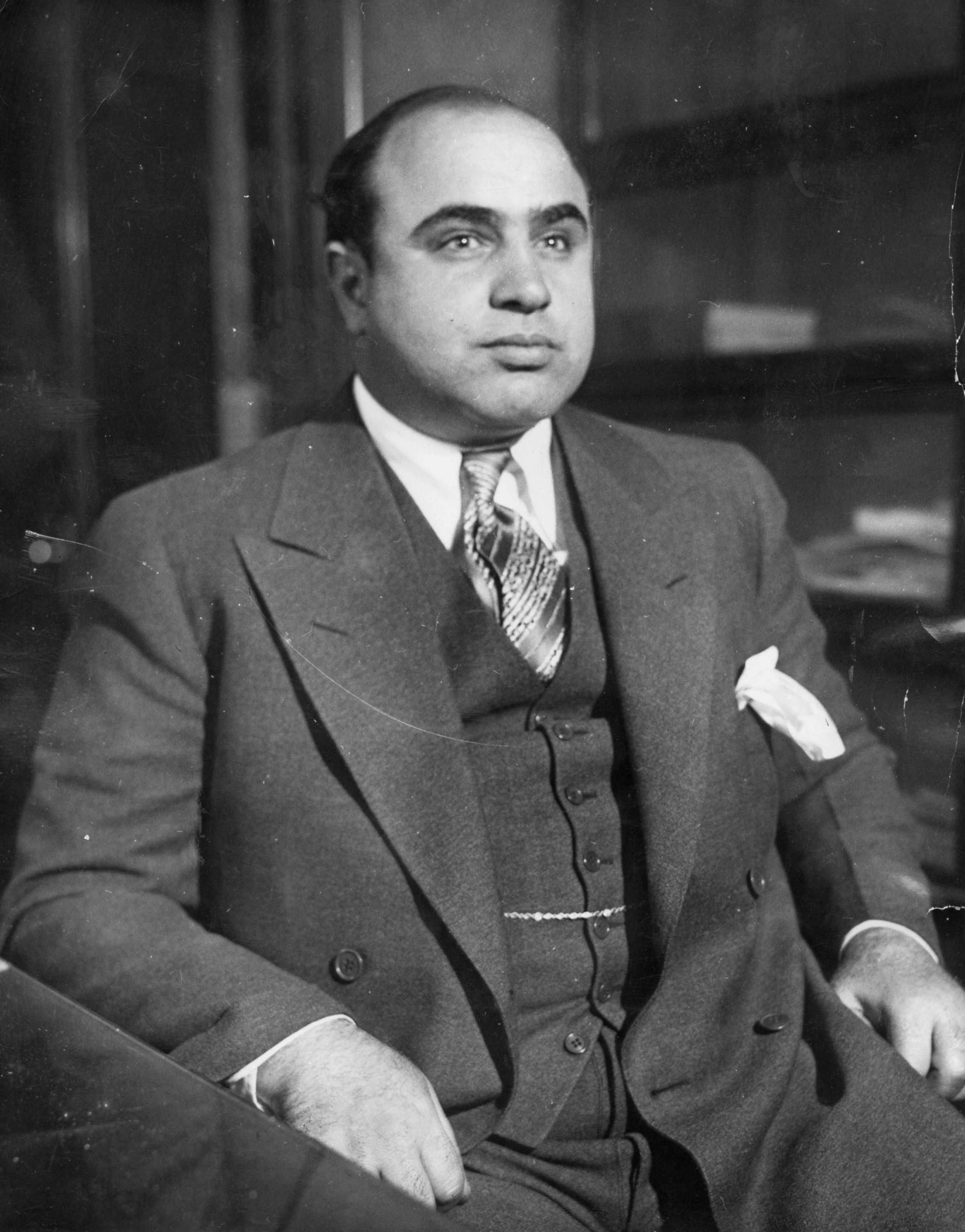 auteur Al Capone de la citation Le capitalisme nous donne à tous une excellente occasion si nous la saisissons avec les deux mains et nous y accrochons.