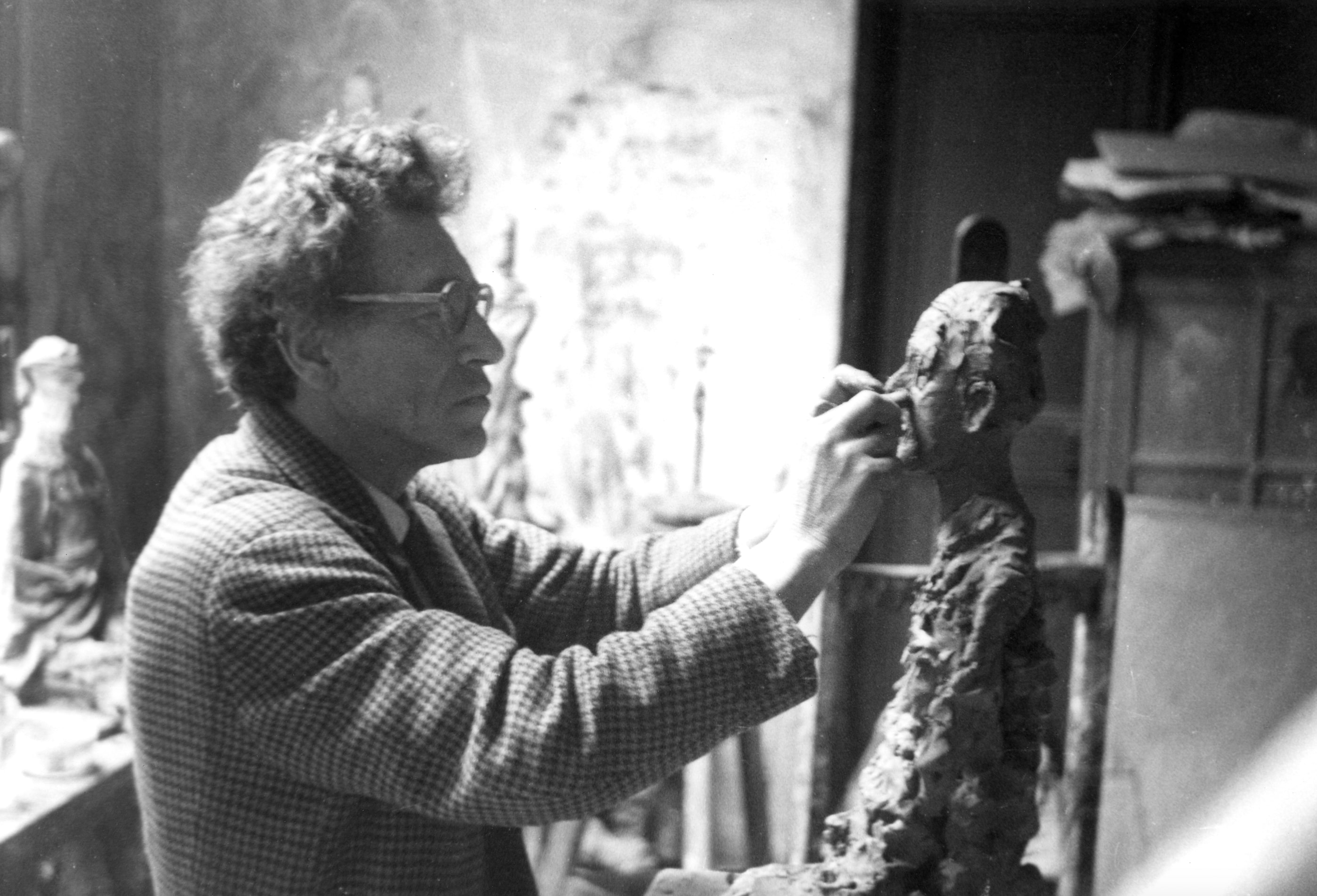 auteur Alberto Giacometti de la citation Une fois l'objet construit, j'ai tendance à y découvrir, transformé et déplacé, images, impressions, faits qui m'ont profondément ému.
