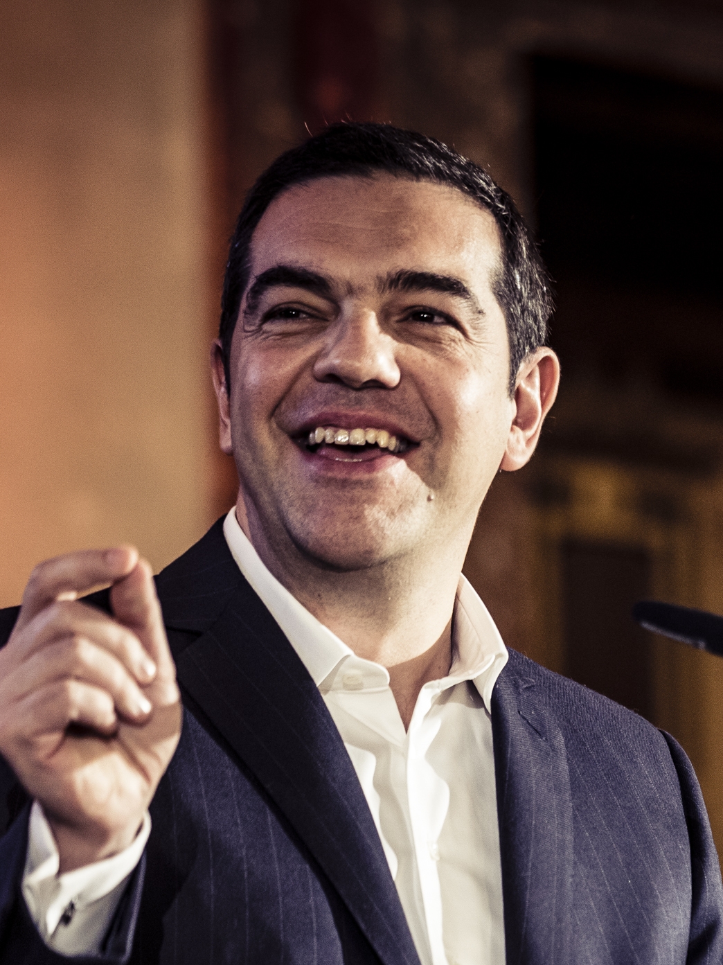 auteur Alexis Tsipras de la citation Un gouvernement Syriza respectera l'obligation de la Grèce en tant que membre de la zone euro de maintenir un budget équilibré et s'engagera sur des objectifs quantitatifs.