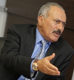 auteur Ali Abdullah Saleh de la citation L'opposition peut avoir le droit de douter de tout, mais pour moi-même, j'appelle l'opposition à pratiquer son rôle dans les limites de la responsabilité objectivement, la responsabilité et les intérêts du pays.