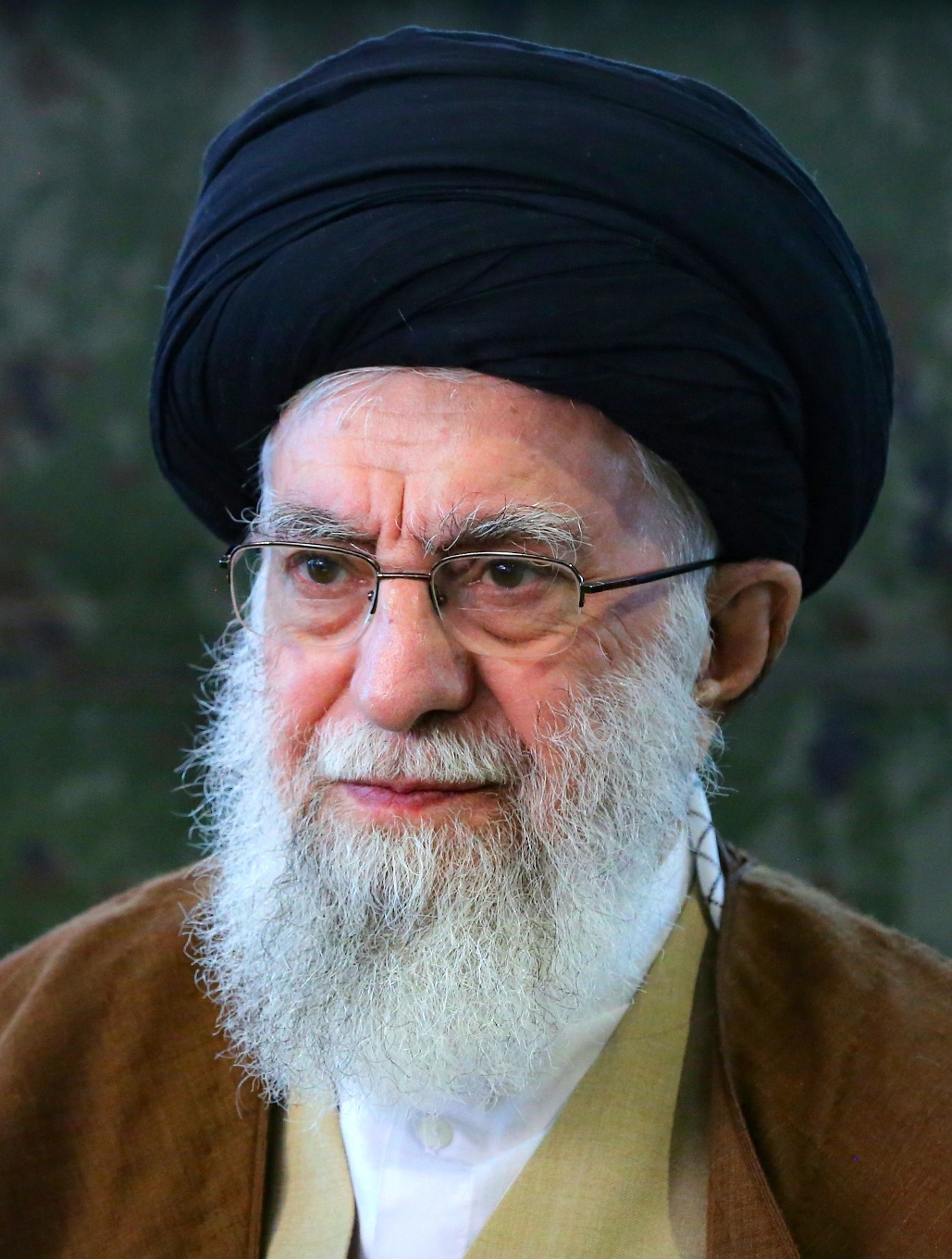 auteur Ali Khamenei de la citation Afin de menacer l'Iran, vous [l'Amérique] dites que vous pouvez sécuriser le flux d'énergie dans la région. Vous avez tort. Méfiez-vous que si vous faites la moindre erreur sur l'Iran, le flux d'énergie à travers cette région sera sérieusement mis en danger. Vous ne serez jamais capable de fournir une sécurité énergétique dans cette région. Vous n'êtes pas capable et vous devriez le savoir.