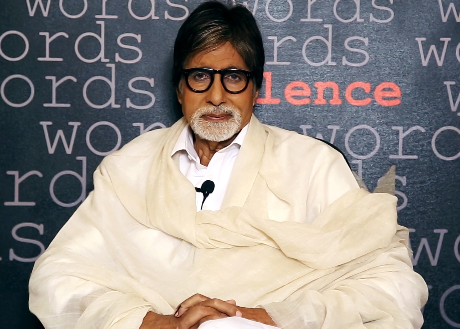 auteur Amitabh Bachchan de la citation Tout le monde doit accepter que nous allons l'âge et l'âge n'est pas toujours flatteur.