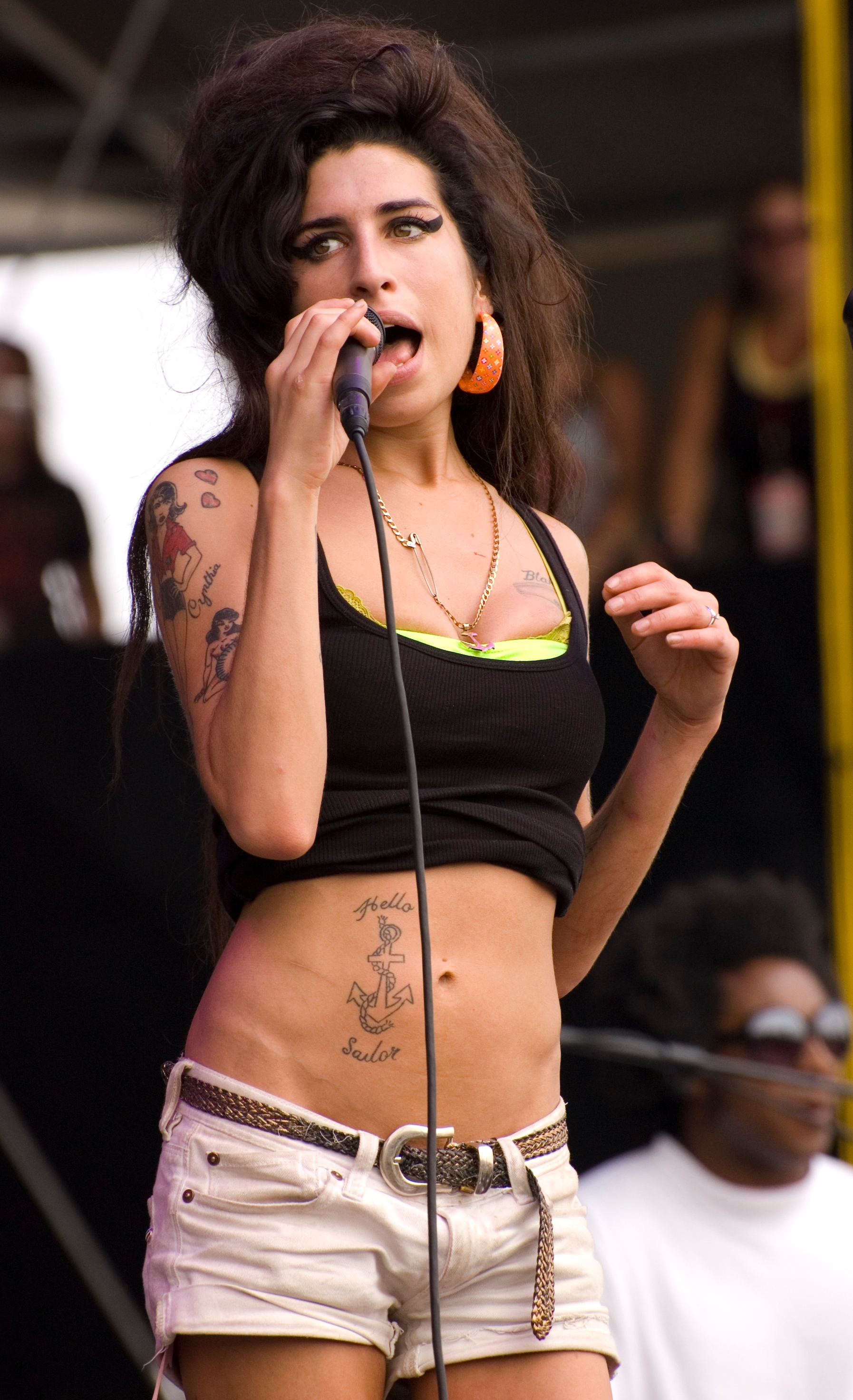 auteur Amy Winehouse de la citation Christina Aguilera a son propre style, tellement bon pour elle. Je ne pense pas que quiconque lui ait dit de mettre des gars en cuir et de faire sortir son midi. C'est une chanteuse incroyable mais une grande partie de sa musique que je ne peux même pas entendre.