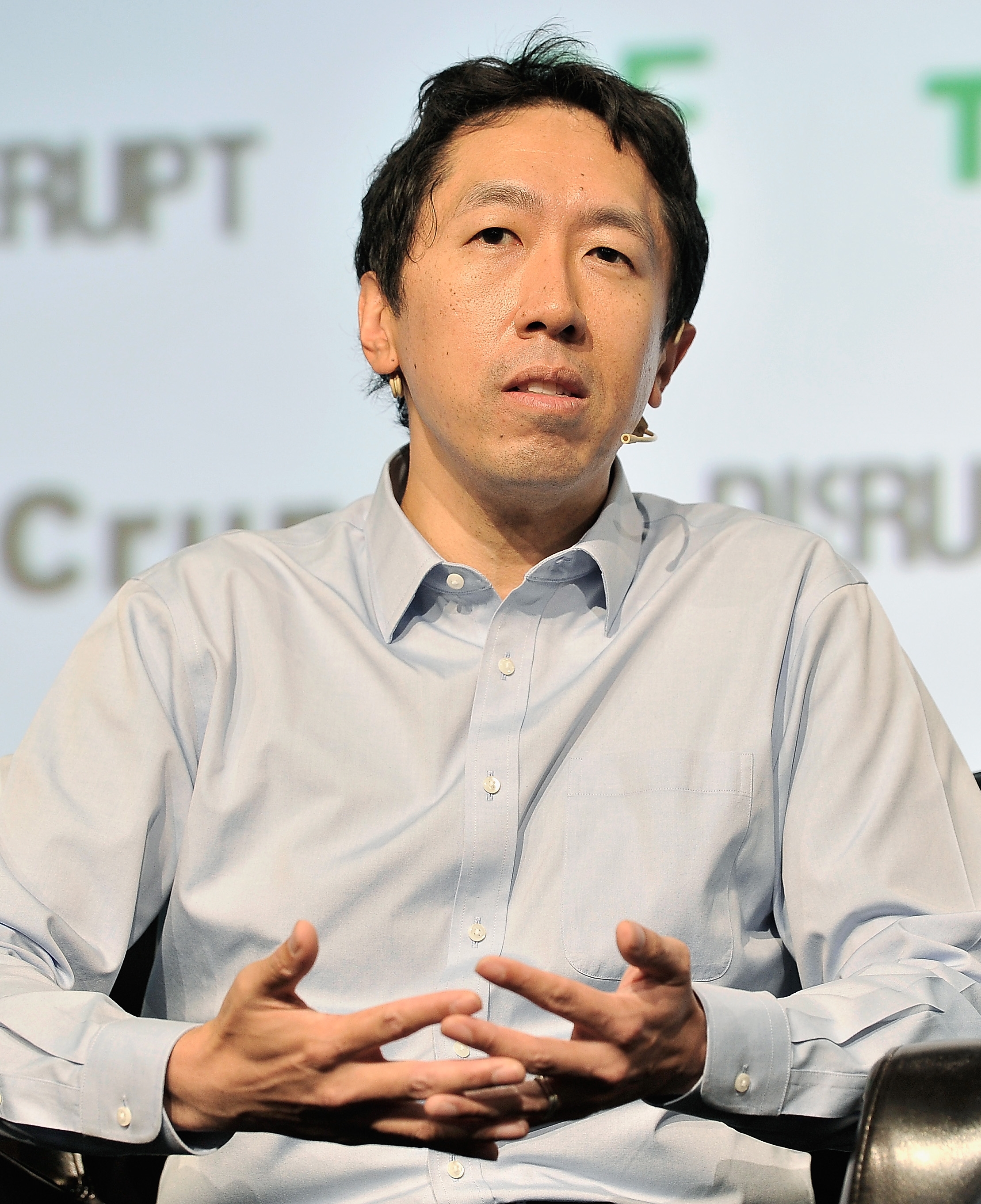 auteur Andrew Ng de la citation Je pense que le monde sera juste mieux si l'IA nous aide. Cela réduira le coût des marchandises, nous donnant une bonne éducation, modifiant la façon dont nous dirigeons les hôpitaux et le système de santé - il y a juste une longue liste de choses.