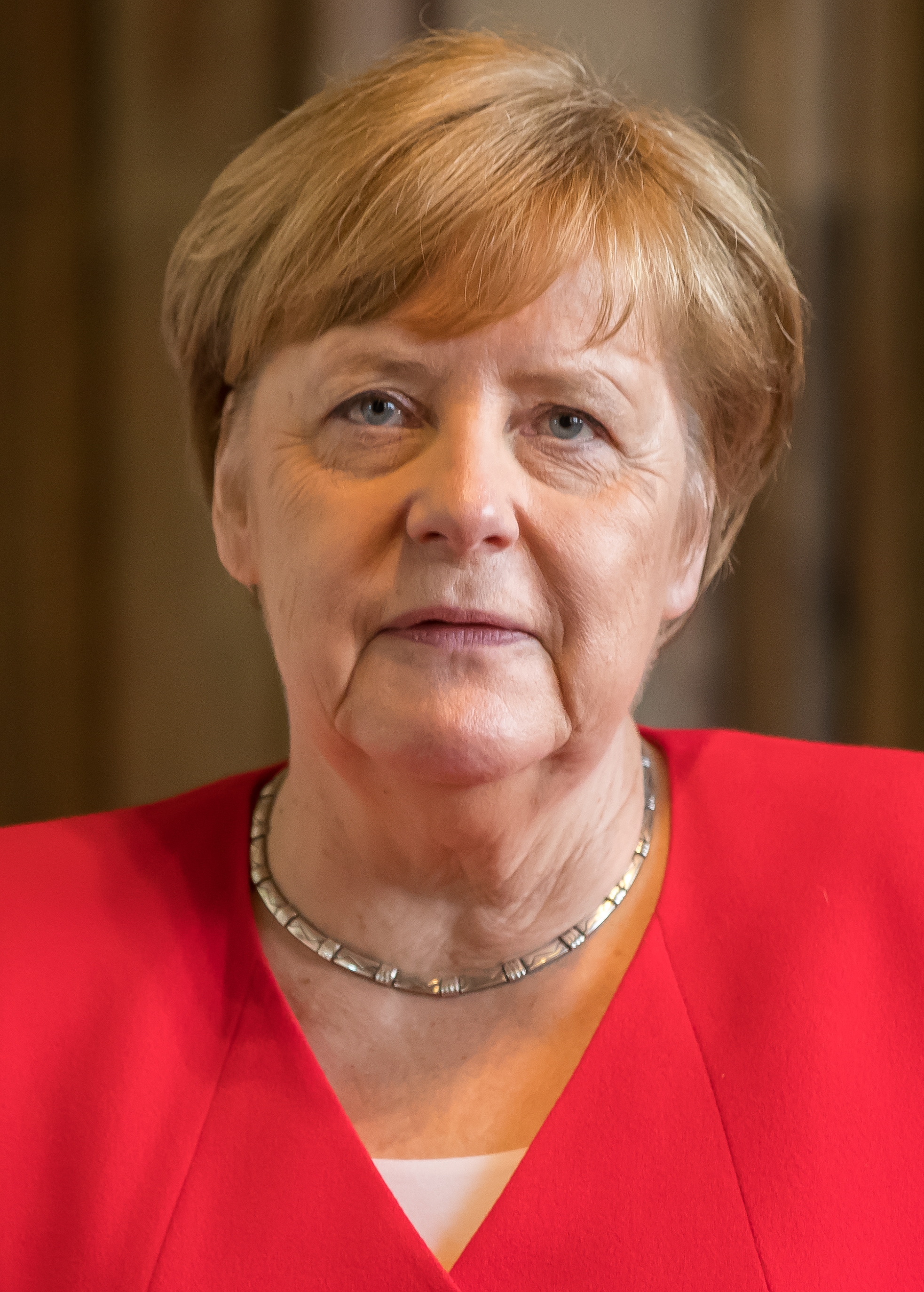 auteur Angela Merkel de la citation Dans l'équipe de football allemande, les joueurs de différents clubs doivent se poursuivre sur le terrain et hors du terrain. Dans la Grande Coalition, les démocrates chrétiens et les sociaux-démocrates sont assis dans le même bateau et doivent s'inscrire dans la même direction.