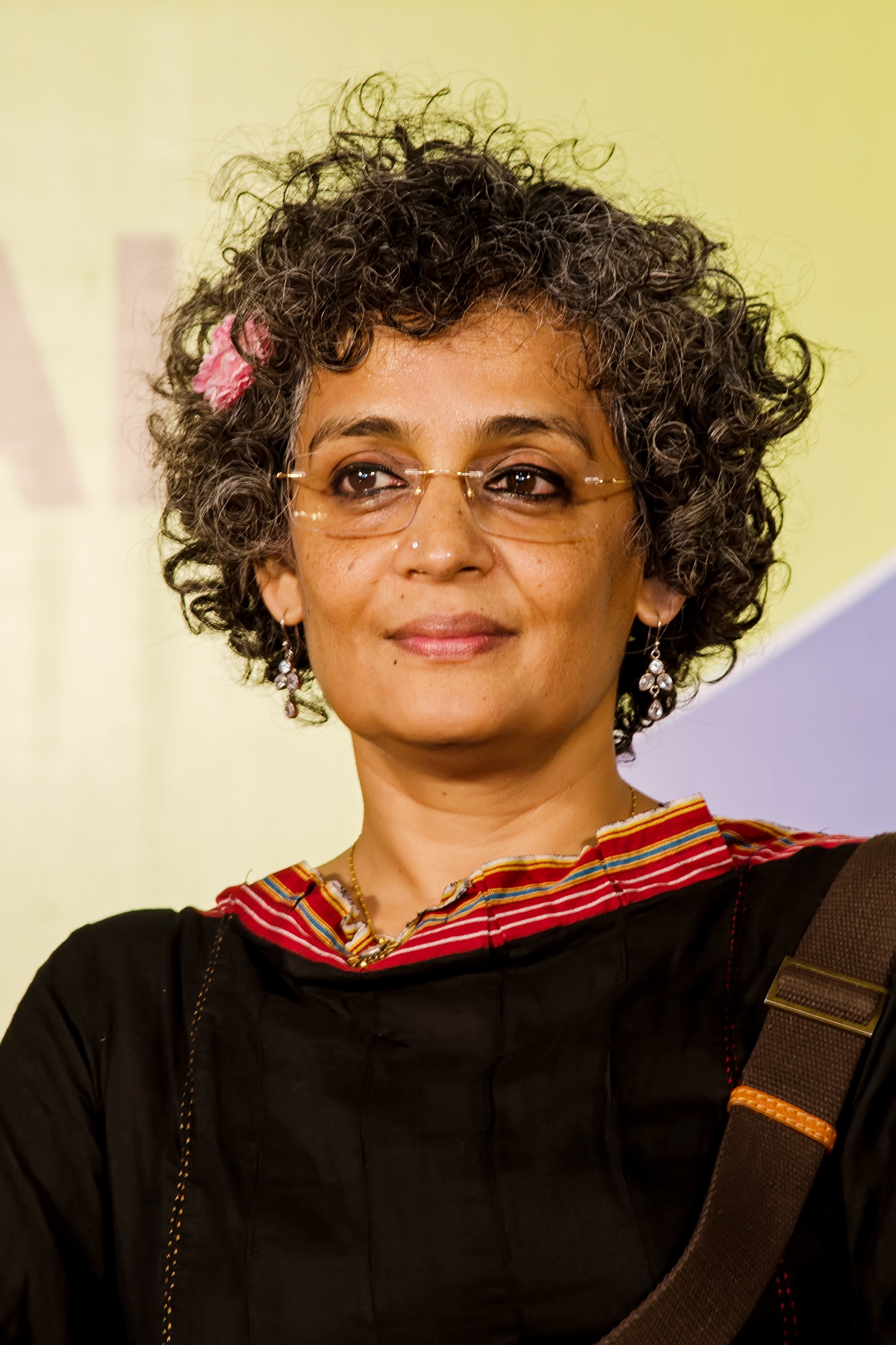 auteur Arundhati Roy de la citation Les drapeaux sont des morceaux de tissu coloré que les gouvernements utilisent d'abord pour réduire le cerveau des gens, puis en tant que haubans de cérémonie pour enterrer les morts. Lorsque des personnes indépendantes (et ici je n'inclue pas les médias d'entreprise) commencent à se rallier sous des drapeaux, lorsque des écrivains, des peintres, des musiciens, des cinéastes suspendent leur jugement et de leur art à l'aveugle au service de la «nation», il est temps Pour que nous nous asseyons tous et nous nous inquiétions.