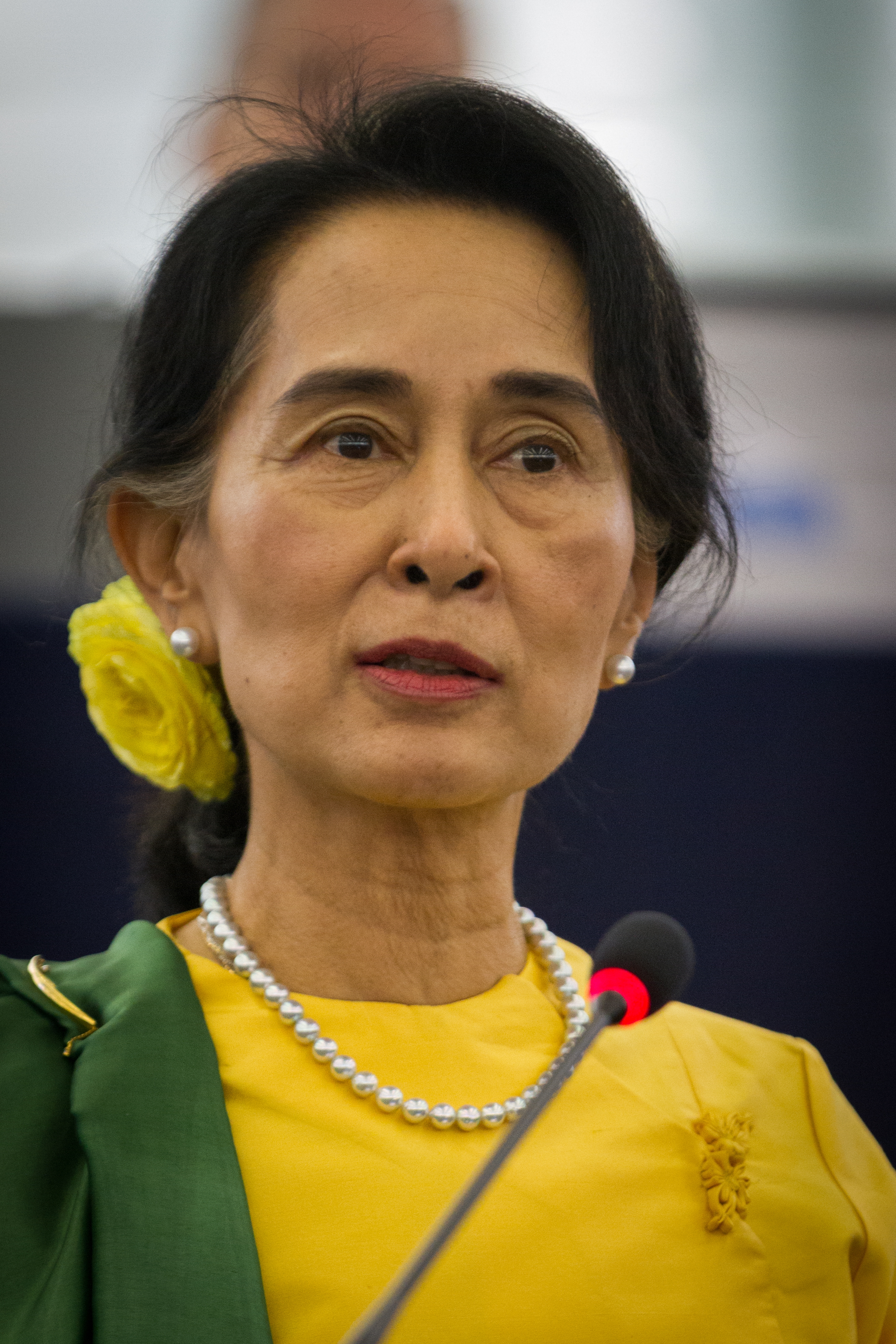 auteur Aung San Suu Kyi de la citation La paix, le développement et la justice sont tous liés les uns aux autres. Nous ne pouvons pas parler du développement économique sans parler de la paix. Comment pouvons-nous nous attendre à un développement économique sur un champ de bataille?