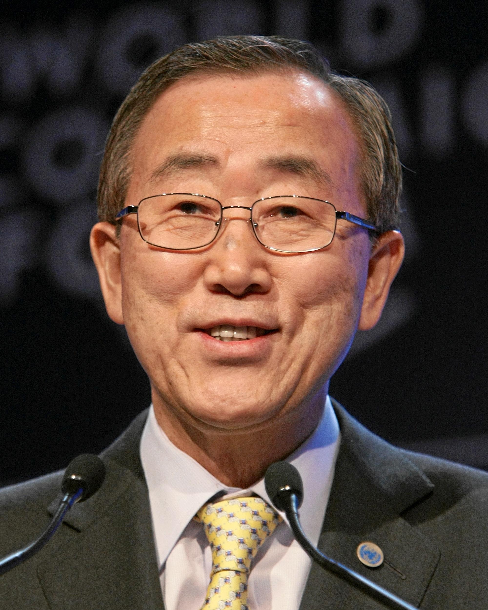 auteur Ban Ki-moon de la citation Le développement durable est la voie vers le futur que nous voulons pour tous. Il offre un cadre pour générer une croissance économique, réaliser la justice sociale, exercer une gestion environnementale et renforcer la gouvernance.