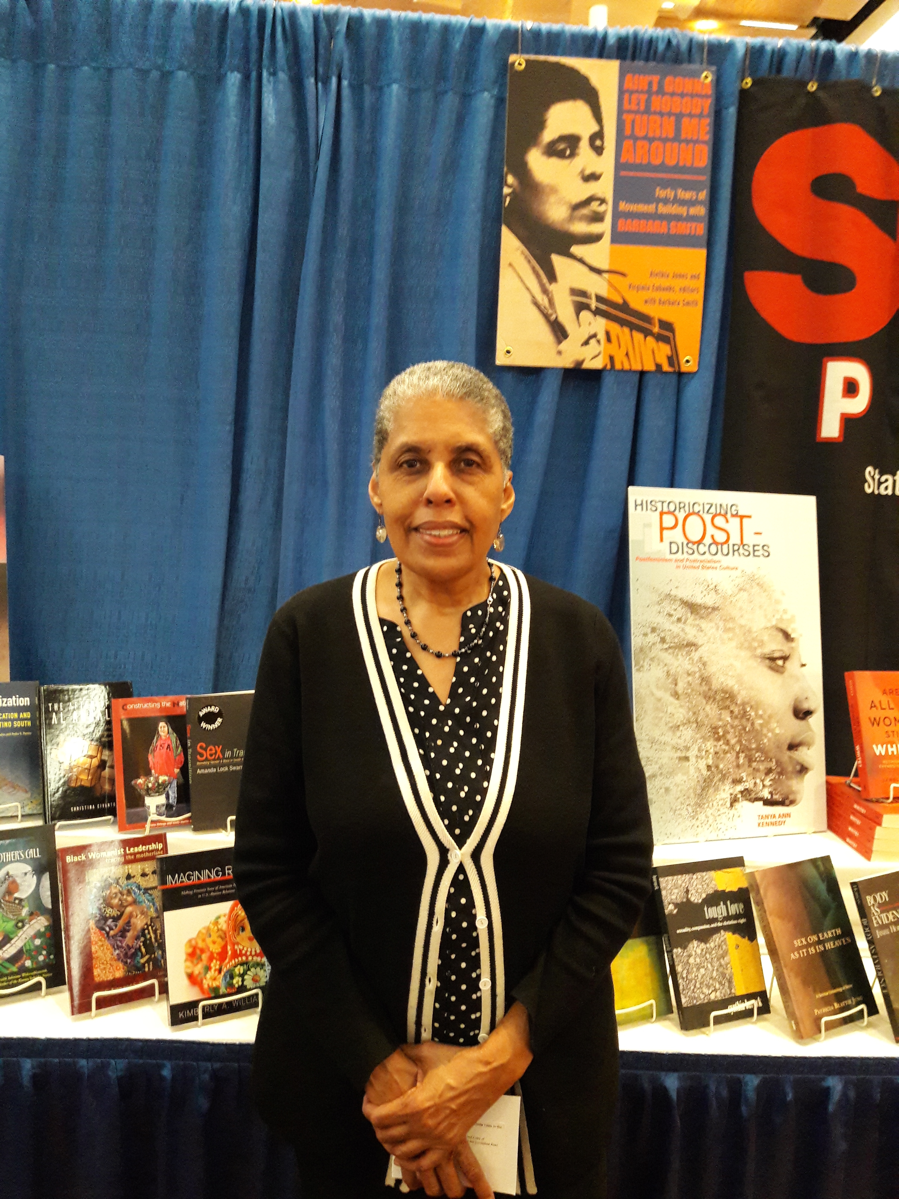 auteur Barbara Smith de la citation Les femmes noires, dont l'expérience sont uniques, sont rarement reconnues comme une entité sociale-culturelle particulière et sont rarement considérées comme suffisamment importantes pour une considération universitaire sérieuse.
