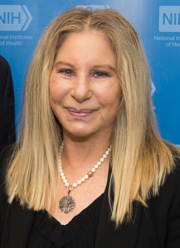auteur Barbra Streisand de la citation J'ai été envoyée dans un camp de santé quand j'avais environ 6 ans, et nous devions tous porter le même uniforme bleu amidonné. La dame qui s'occupait de moi après l'école m'a tricoté un pull-over bordeaux. C'était la seule chose qui me donnait une certaine individualité.