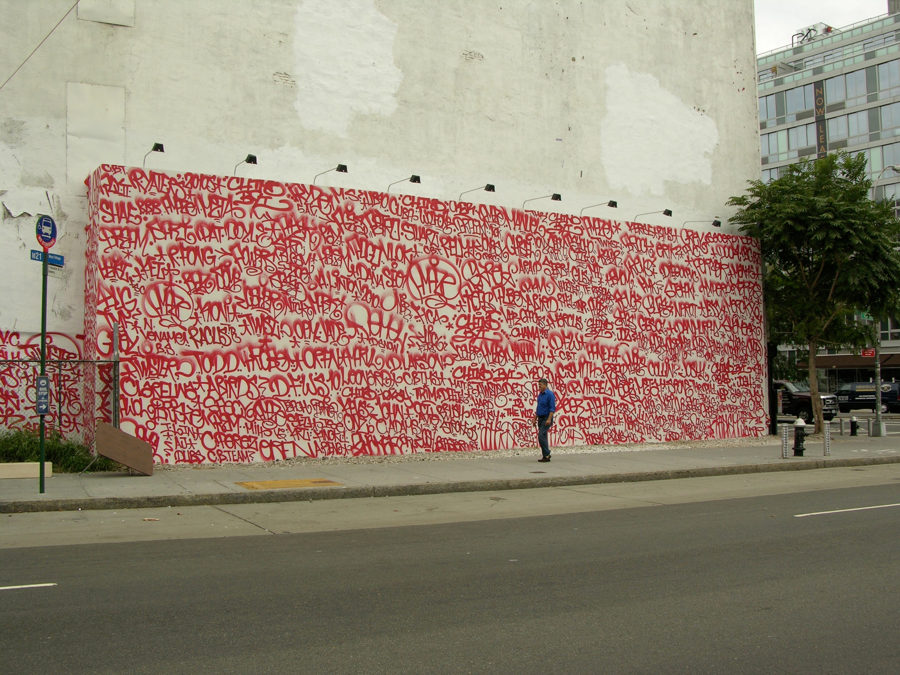 auteur Barry McGee de la citation Les parties de Graffiti que j'aime sont vraiment antagonisantes - ce n'est pas quelque chose qu'un musée embrasserait vraiment.