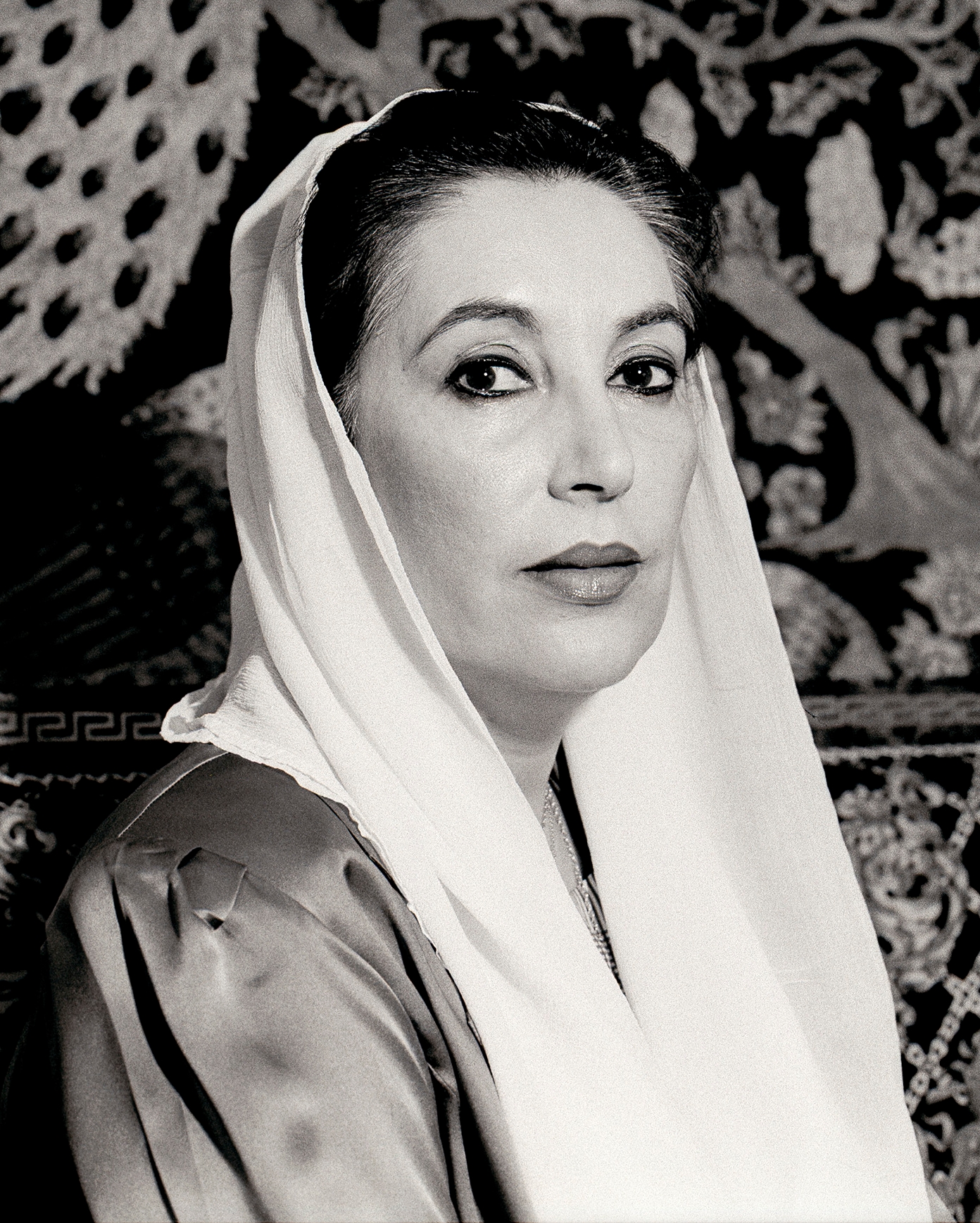 auteur Benazir Bhutto de la citation J'ai mené une vie inhabituelle. J'ai enterré un père tué à 50 ans et deux frères tués dans la fleur de l'âge. J'ai élevé mes enfants en tant que mère célibataire lorsque mon mari a été arrêté et détenu pendant huit ans sans condamnation - un otage à ma carrière politique.