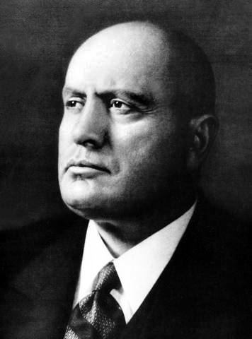 auteur Benito Mussolini de la citation C'est l'État qui éduque ses citoyens dans la vertu civique, leur donne une conscience de leur mission et les soulève dans l'unité.