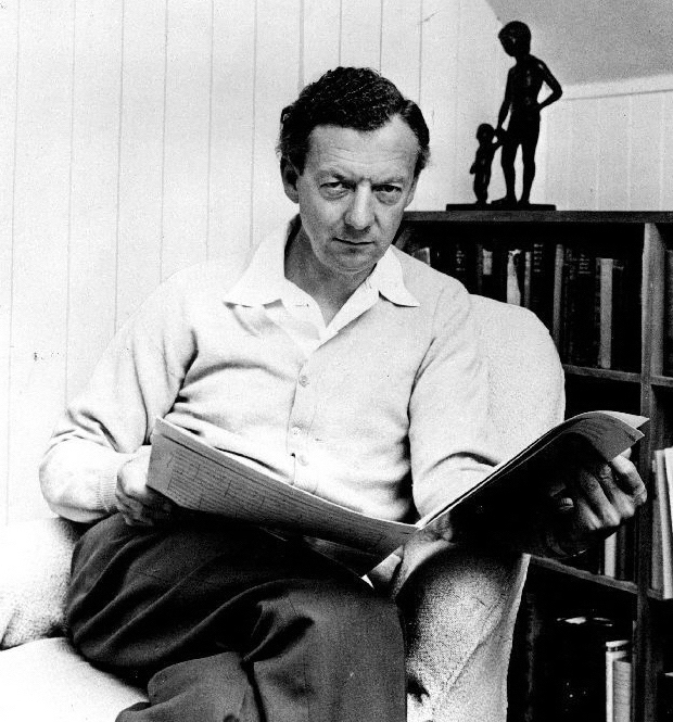 auteur Benjamin Britten de la citation La vieille idée d'un compositeur ayant soudainement une idée formidable et s'asseoir toute la nuit pour l'écrire est un non-sens. La nuit est pour dormir.