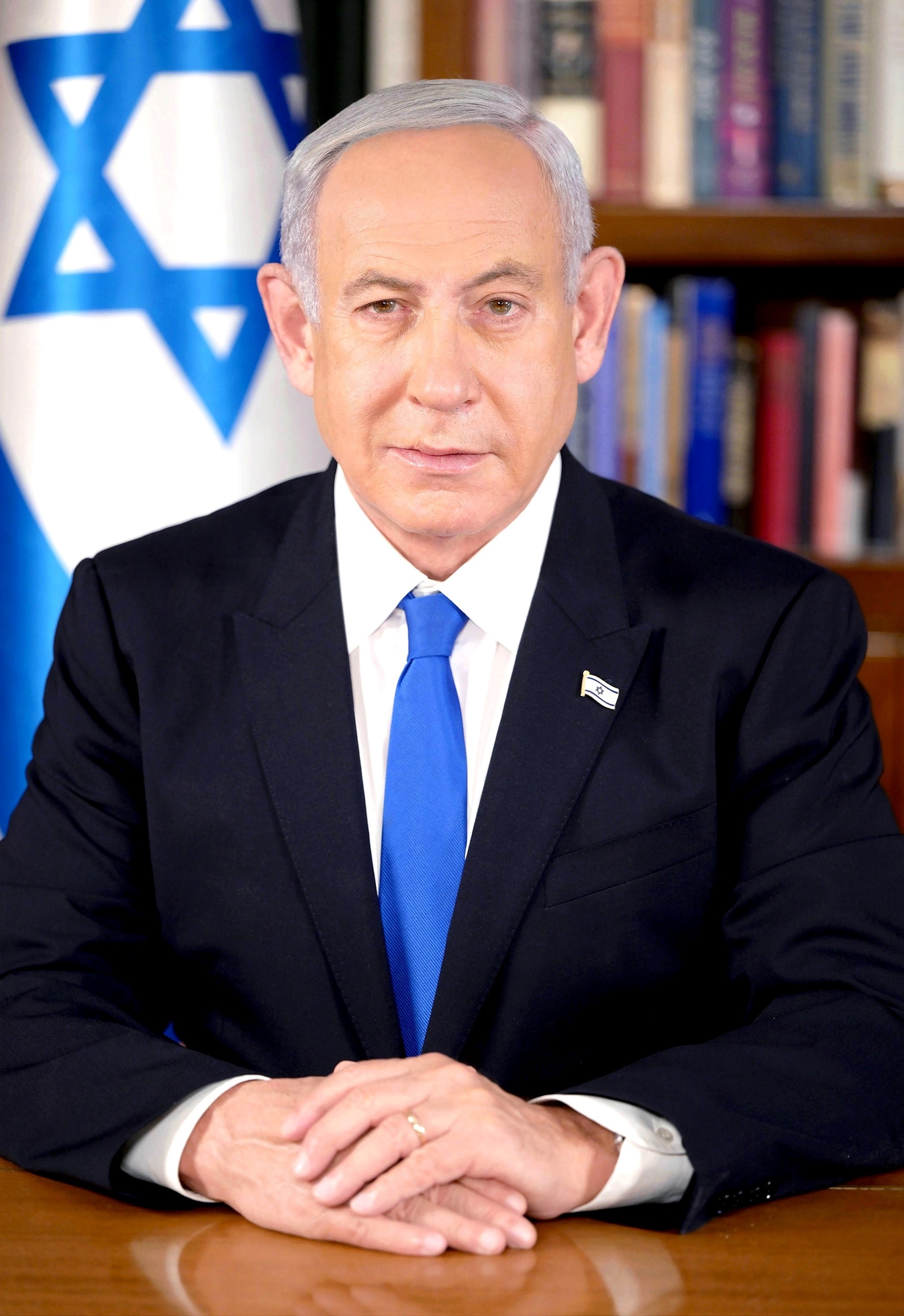 auteur Benjamin Netanyahu de la citation La plupart des approches de la paix entre Israël et les Palestiniens, ont visé d'essayer de résoudre les problèmes les plus complexes, comme les réfugiés et Jérusalem, qui s'apparente à la construction de la pyramide de haut en bas.