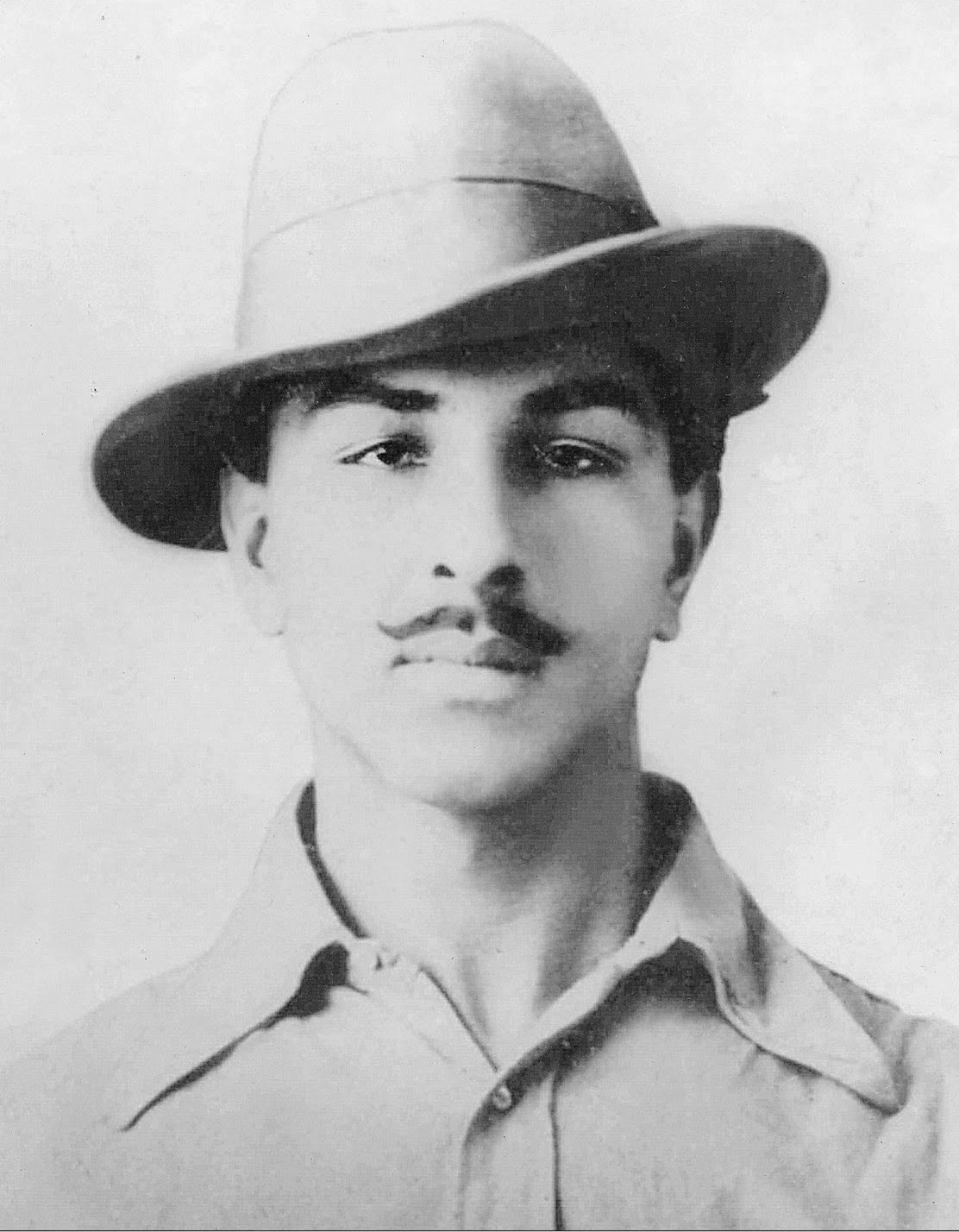 auteur Bhagat Singh de la citation Les révolutionnaires qui ont, par hasard, échappé à la potence devraient vivre et montrer au monde qu'ils ne peuvent pas seulement embrasser la potence pour l'idéal, mais aussi porter le pire type de tortures dans les cellules de la prison sombres et minces.