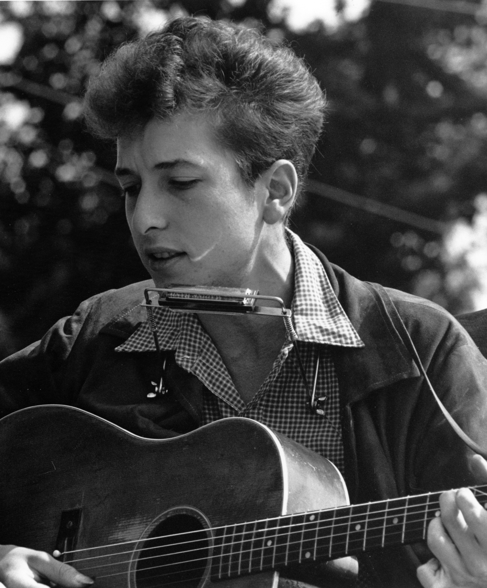 auteur Bob Dylan de la citation Je vais me tenir au-dessus de votre tombe jusqu'à ce que je sois mort.