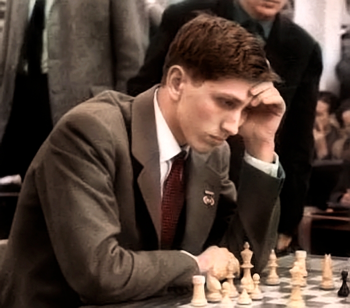 auteur Bobby Fischer de la citation Les Échecs sont affaire de jugement sensible. Savoir quand frapper et quand esquiver.