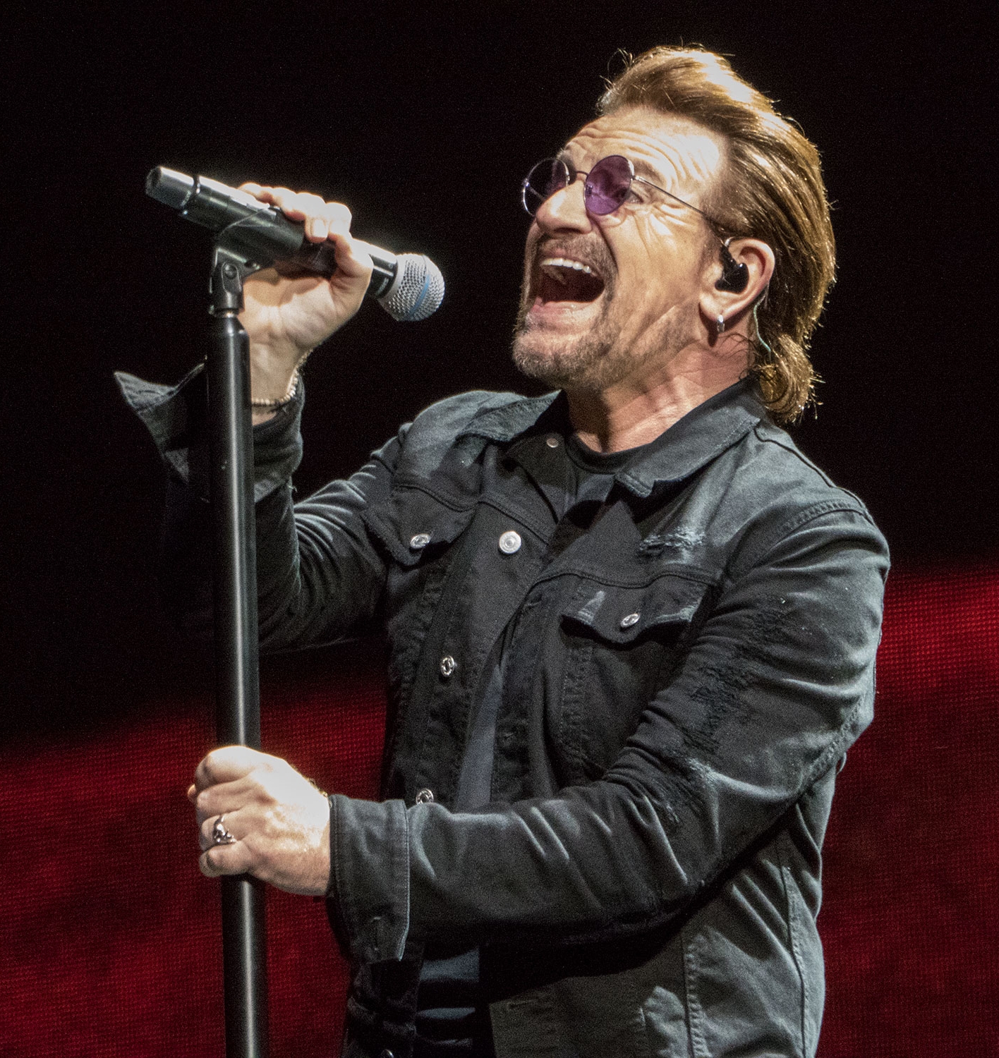 auteur Bono de la citation Je suis chanteur, pas un politicien, et je pense que vous ne voulez pas que les deux soient confus. Ce n'est pas OK d'être sur CNN à parler de gens qui meurent de faim, puis de dire à l'intervieweur que votre nouvel album sort en six mois.