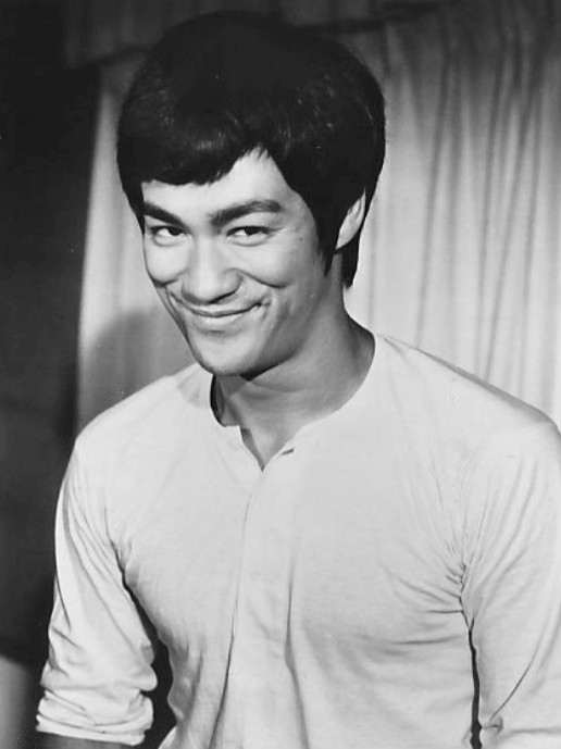 auteur Bruce Lee de la citation Le guerrier prospère est l'homme moyen, avec un foyer laser.