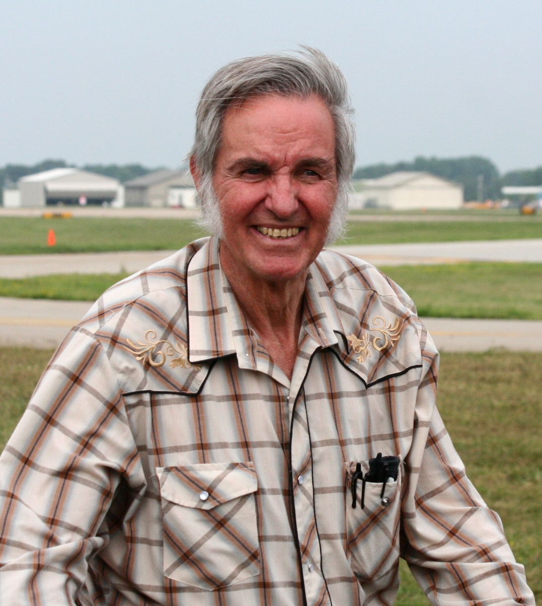 auteur Burt Rutan de la citation J'ai passé environ sept ans pendant les avions à test de vol de la guerre du Vietnam pour l'Air Force. Et puis je suis entré et j'ai eu beaucoup de plaisir à construire des avions que les gens pouvaient construire dans leurs garages. Et quelque 3 000 d'entre eux volent. Bien sûr, l'un d'eux est le Voyager autour du monde.