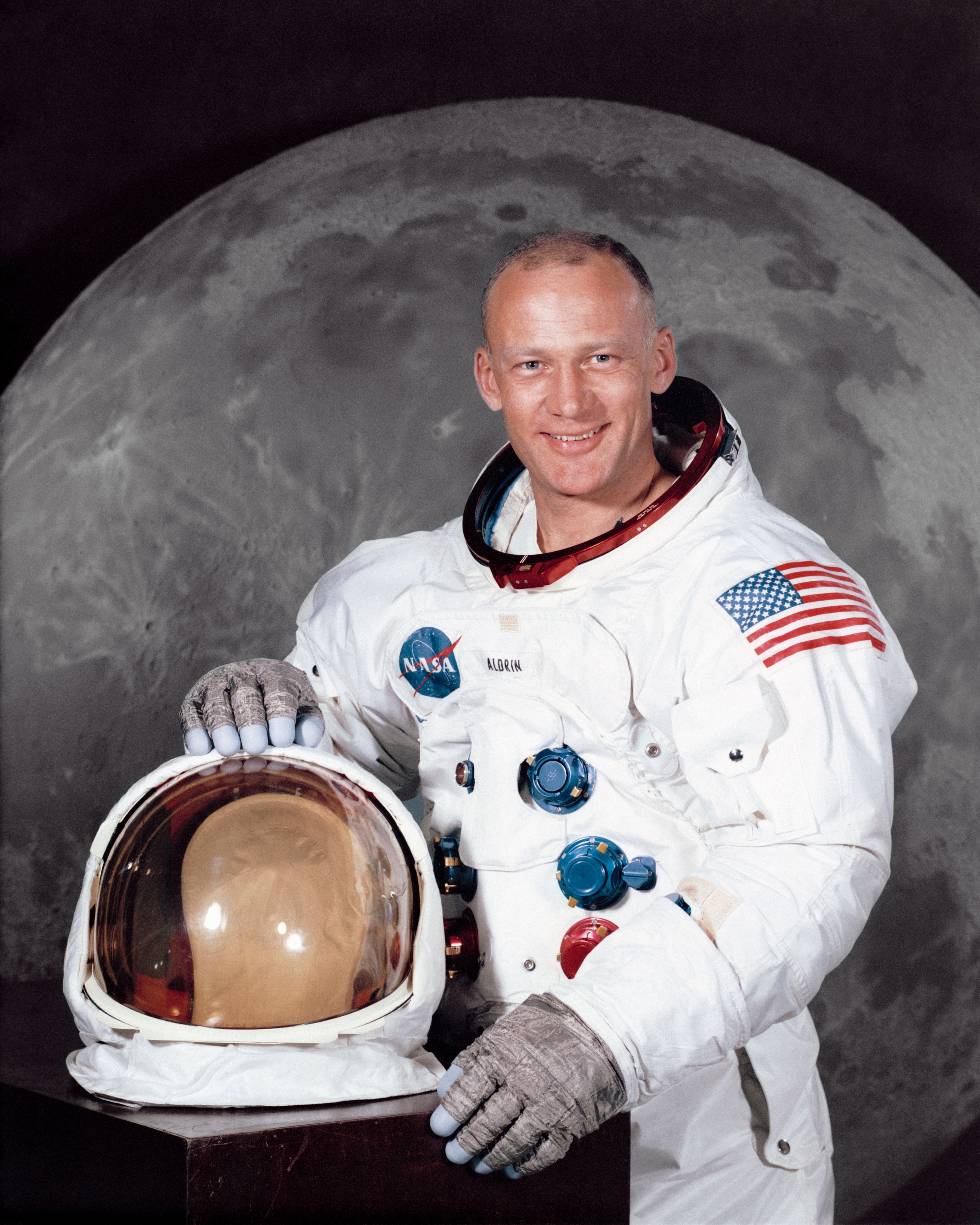 auteur Buzz Aldrin de la citation En recentrant notre programme spatial sur Mars pour l'avenir de l'Amérique, nous pouvons restaurer le sens de l'émerveillement et de l'aventure dans l'exploration spatiale que nous avons connu au cours de l'été 1969. Nous avons gagné la course à la Lune ; il est maintenant temps pour nous de vivre et de travailler sur Mars, d'abord sur ses lunes, puis à sa surface.