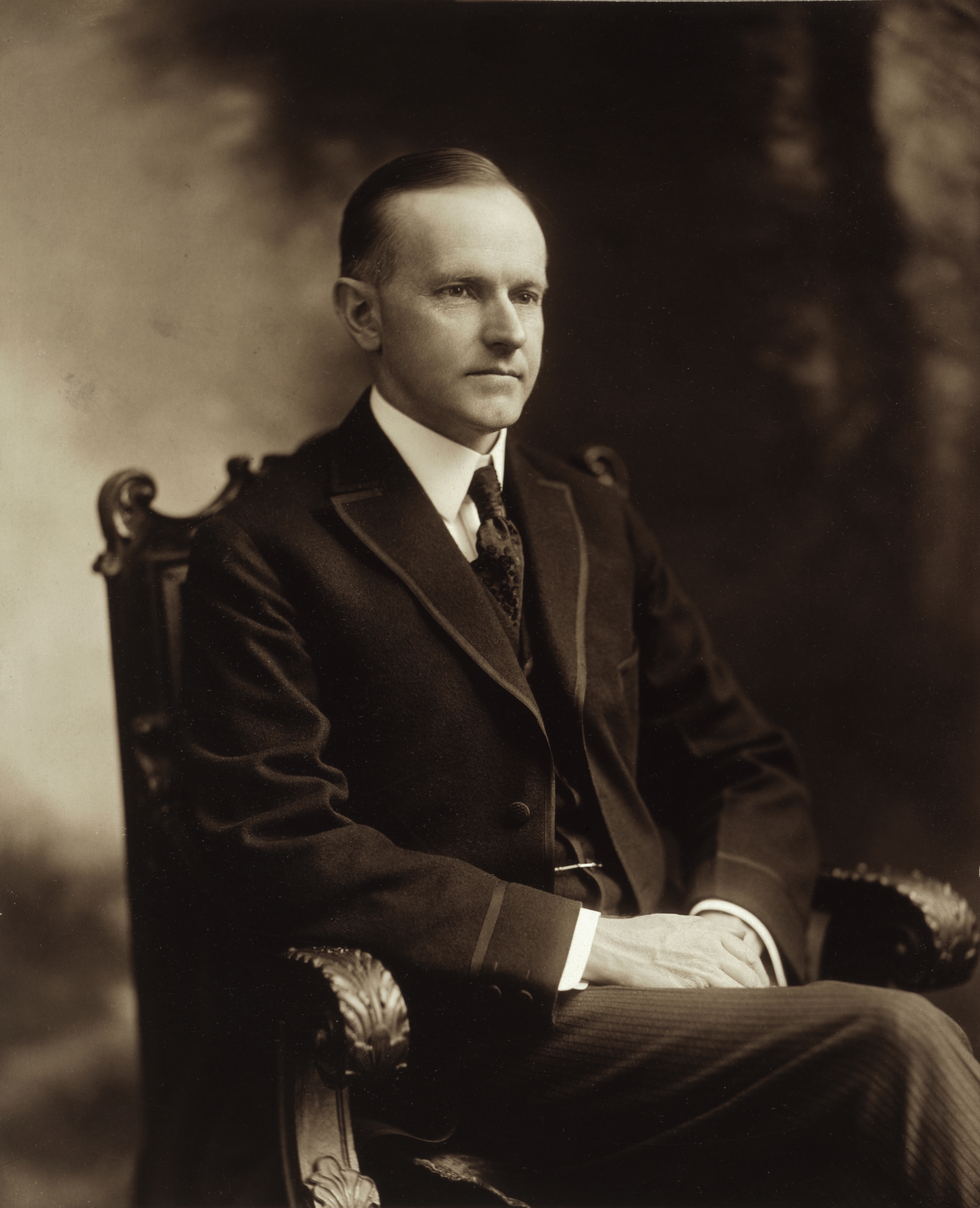 auteur Calvin Coolidge de la citation Un jour, le président et Mme Coolidge visitaient une ferme gouvernementale. Peu de temps après leur arrivée, ils ont été enlevés lors de visites séparées. Lorsque Mme Coolidge a dépassé les stylos de poulet, elle s'arrêta pour demander à l'homme en charge si le coq copule plus d'une fois par jour. "Des dizaines de fois, a été la réponse." "Veuillez dire cela au président", a demandé Mme Coolidge. Lorsque le président a dépassé les stylos et a été informé des coqs, il a demandé "la même poule à chaque fois?" "Oh non, M. Président, un autre à chaque fois." Le président a hoché la tête lentement, puis a dit: "Dites cela à Mme Coolidge."