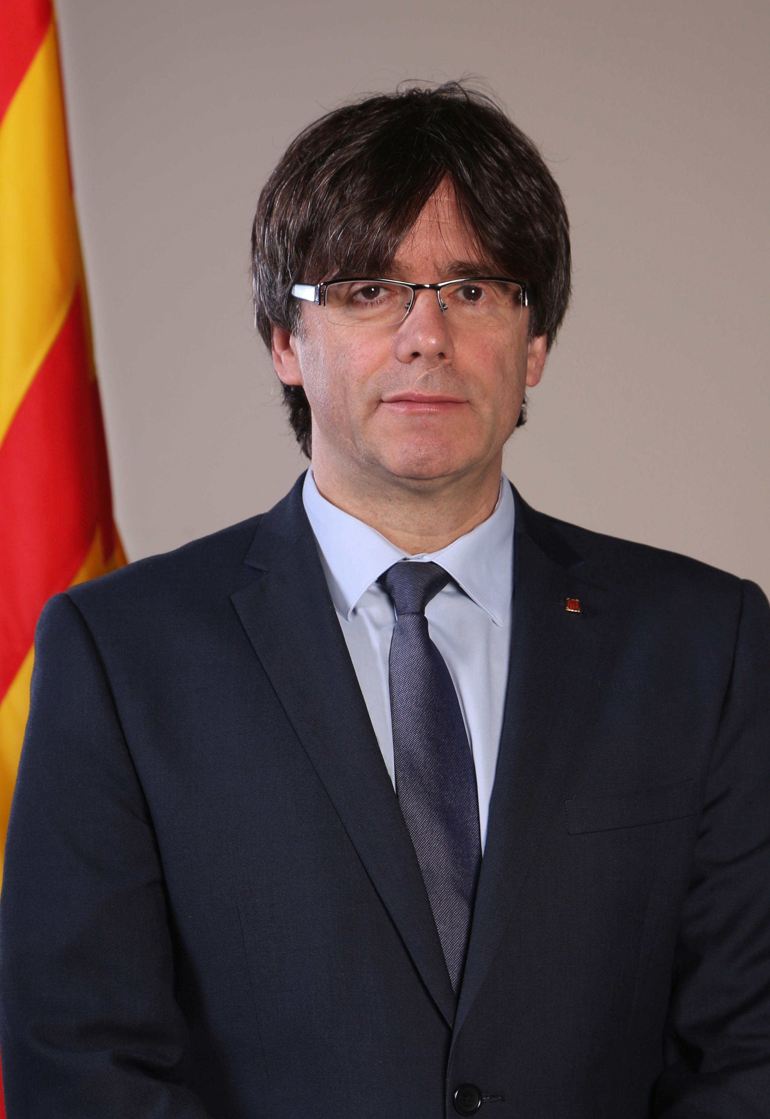 auteur Carles Puigdemont de la citation Le projet d'indépendance en Catalogne est ... une révolution paisible, réalisée en costume, chemise et cravate.