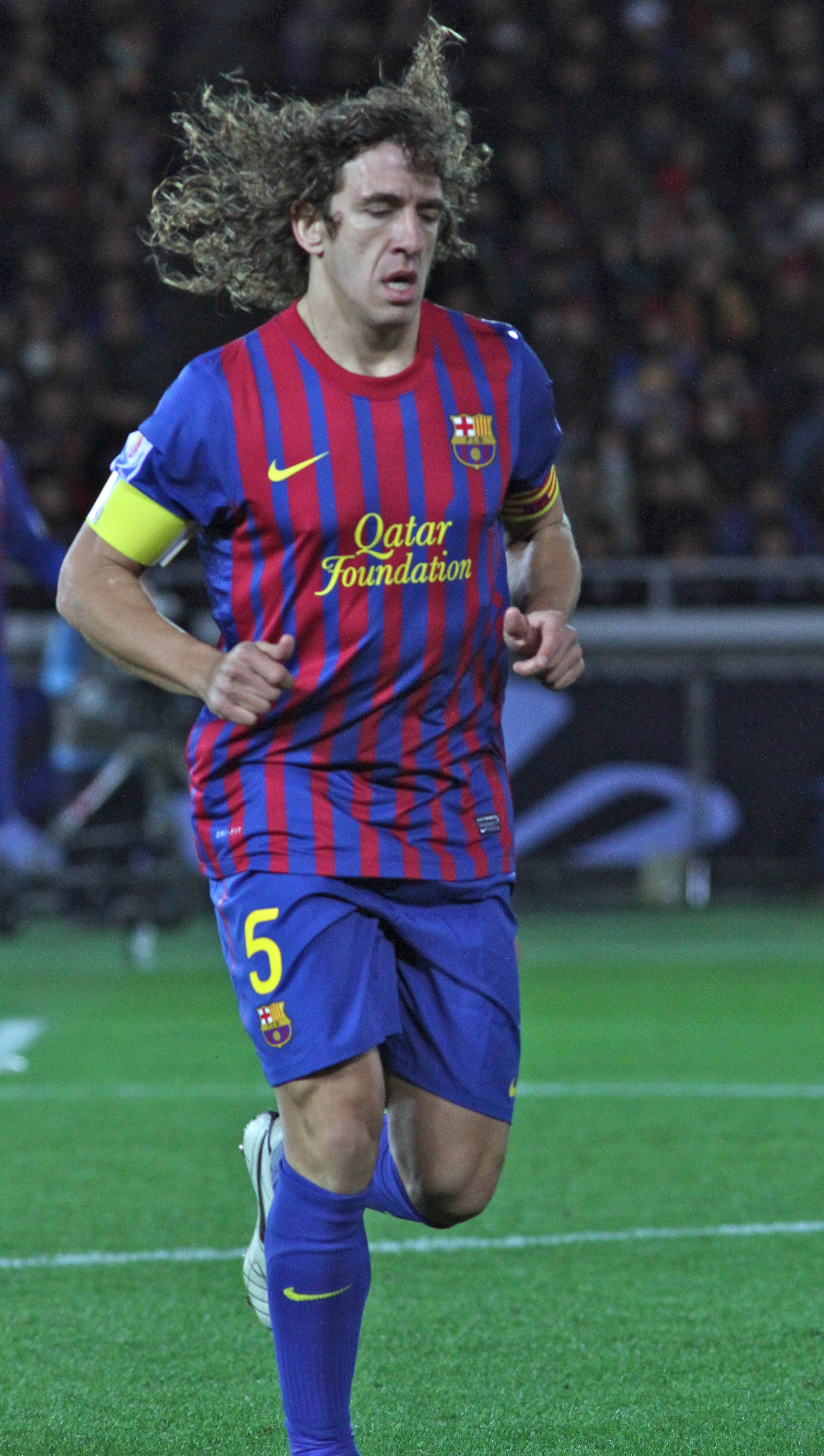 auteur Carles Puyol de la citation Leo Messi est un joueur spectaculaire, il n'y a personne d'autre comme lui. Je ne devrais pas parce que j'ai tant souffert de formation. Je pense qu'il est le meilleur attaquant en ce moment et je pense qu'il le sera pendant de nombreuses années. Il a ses pieds sur le sol.