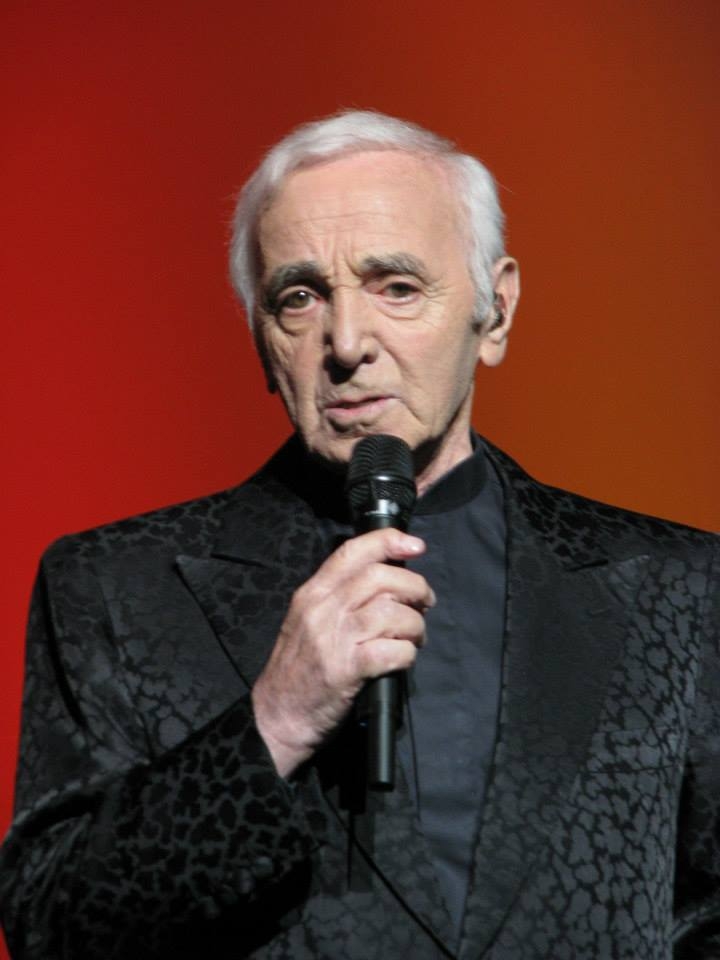 auteur Charles Aznavour de la citation Amour, il fallait bien en payer le prix, et mon chagrin vient de briser ma vie.