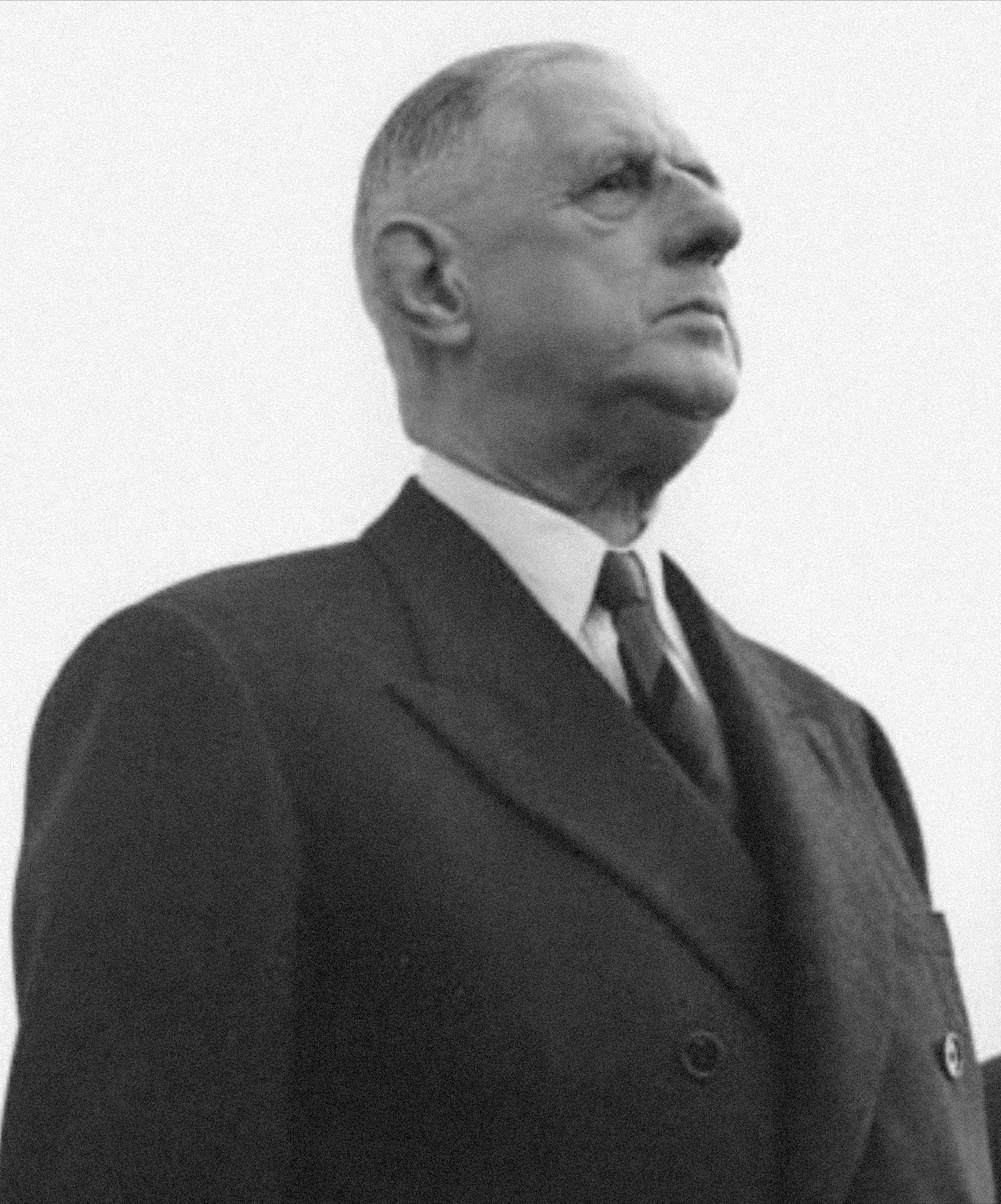 auteur Charles de Gaulle de la citation Le leader doit viser haut, voir grand, juger largement, ainsi se distinguer des gens ordinaires qui débattent dans des limites étroites.