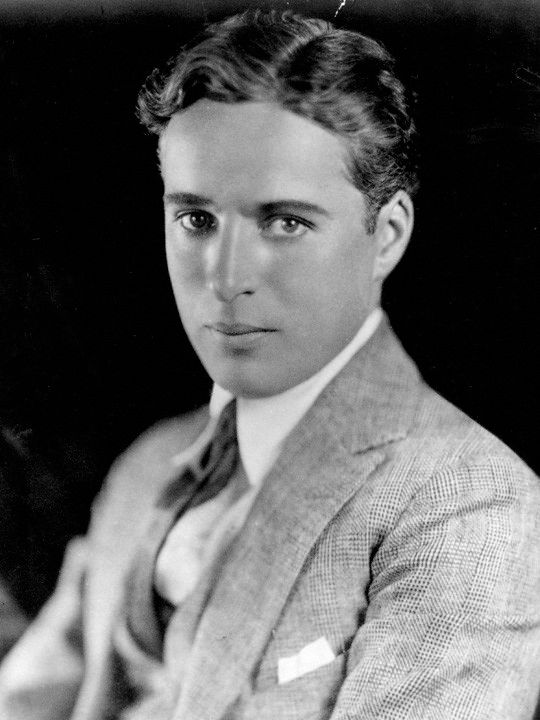 auteur Charlie Chaplin de la citation Tu ne trouveras jamais d'arc-en-ciel si tu regardes toujours en bas.