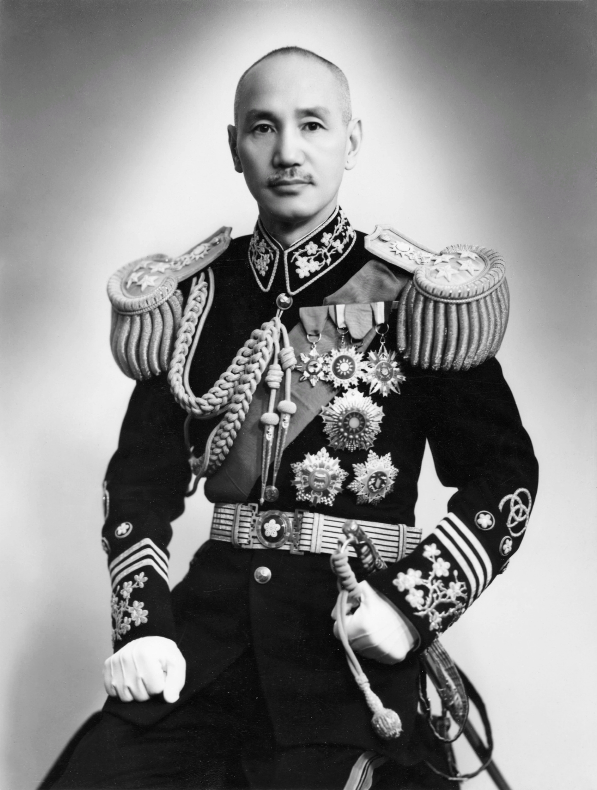 auteur Chiang Kai-shek de la citation La guerre n'est pas seulement une question d'équipement, d'artillerie, de troupes de groupe ou de l'Air Force; C'est en grande partie une question d'esprit ou de moral.