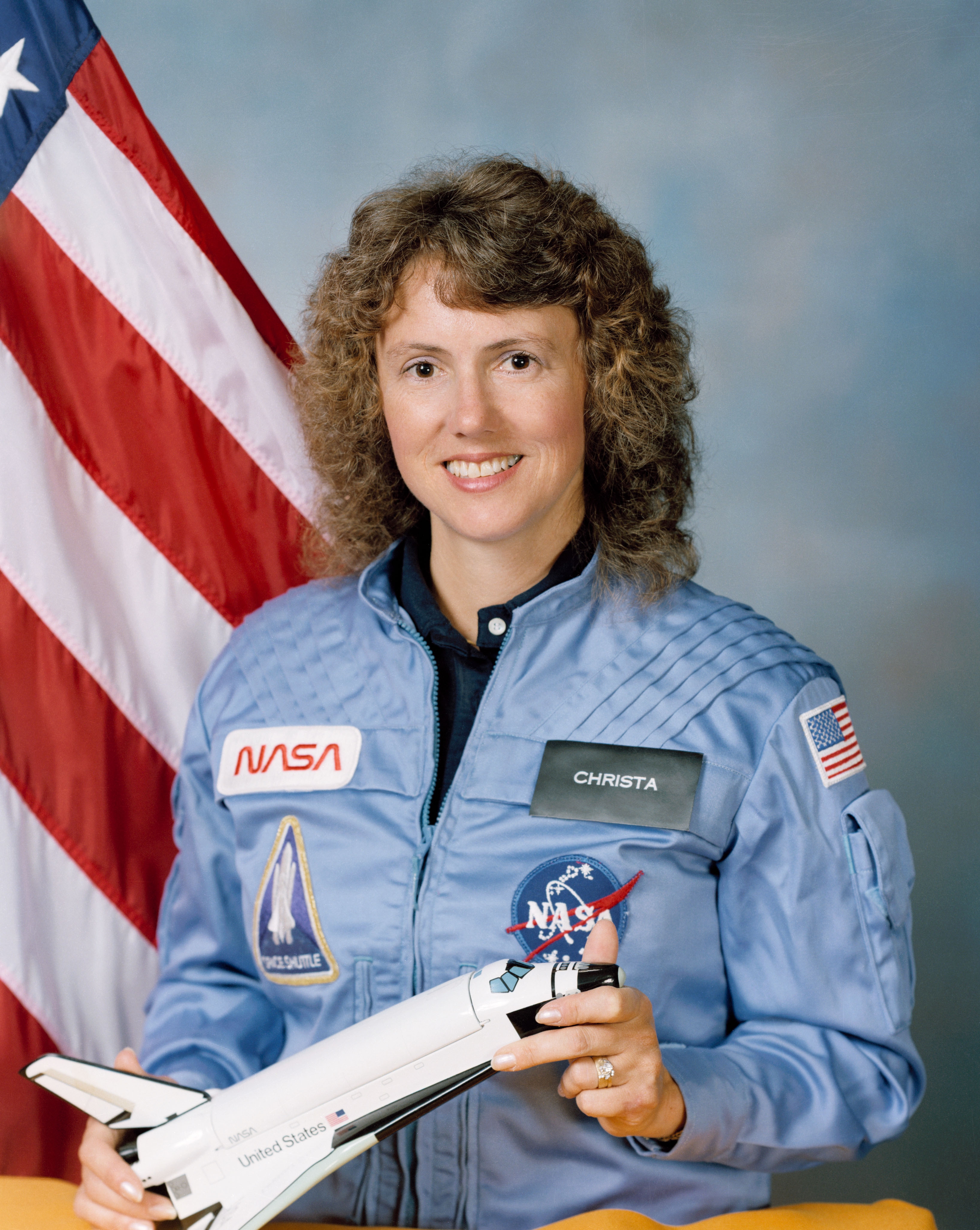 auteur Christa McAuliffe de la citation Le président a estimé qu'il était important d'envoyer un citoyen ordinaire pour vivre l'excitation des voyages spatiaux en tant que représentant de tous les Américains.