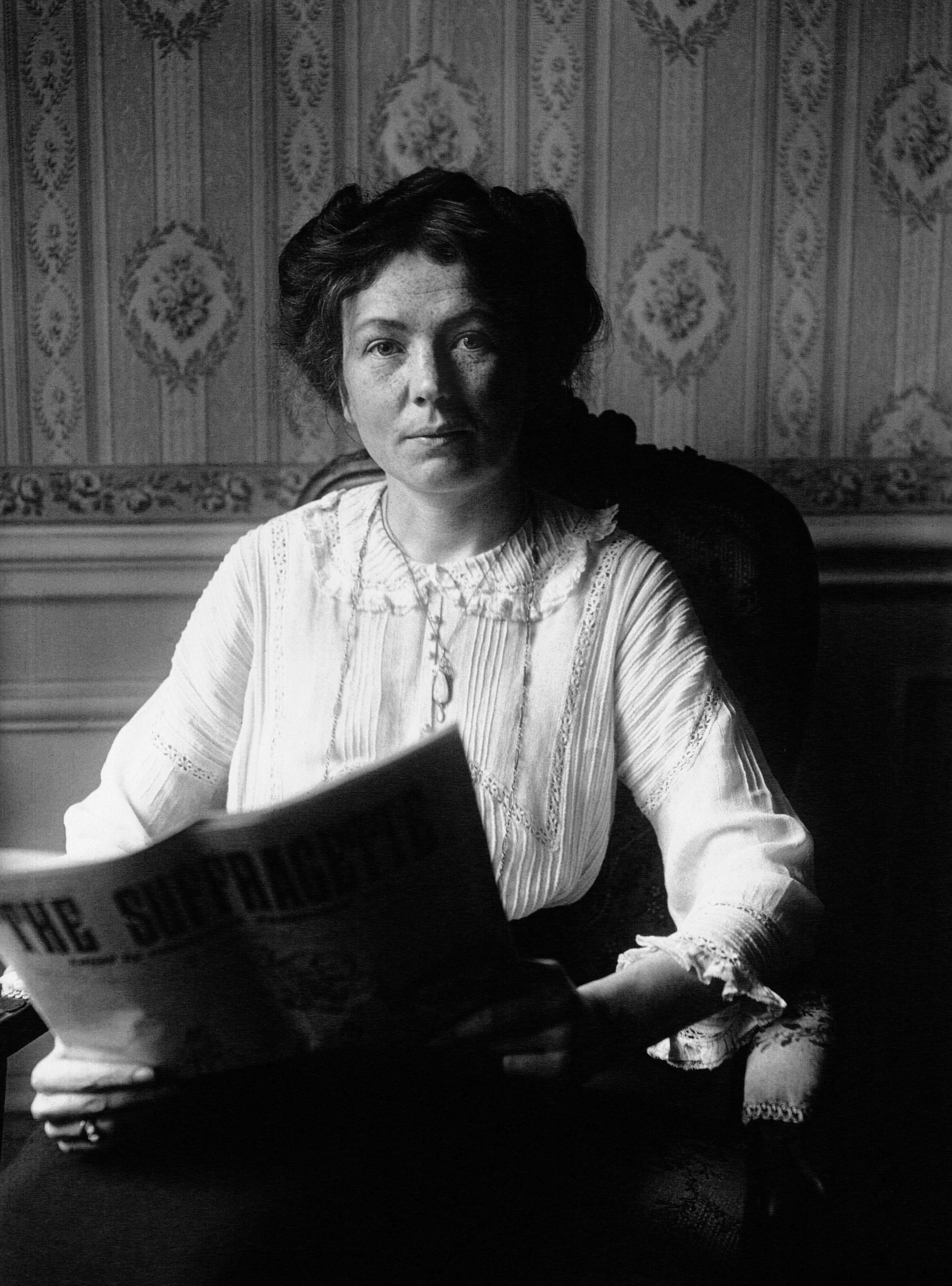 auteur Christabel Pankhurst de la citation Les femmes ont trop souffert du complot du silence pour permettre à ce complot de durer une minute de plus. Il a été une règle établie et admise dans la profession médicale de garder une femme dans l'ignorance du fait qu'elle est devenue victime d'une maladie vénérienne.
