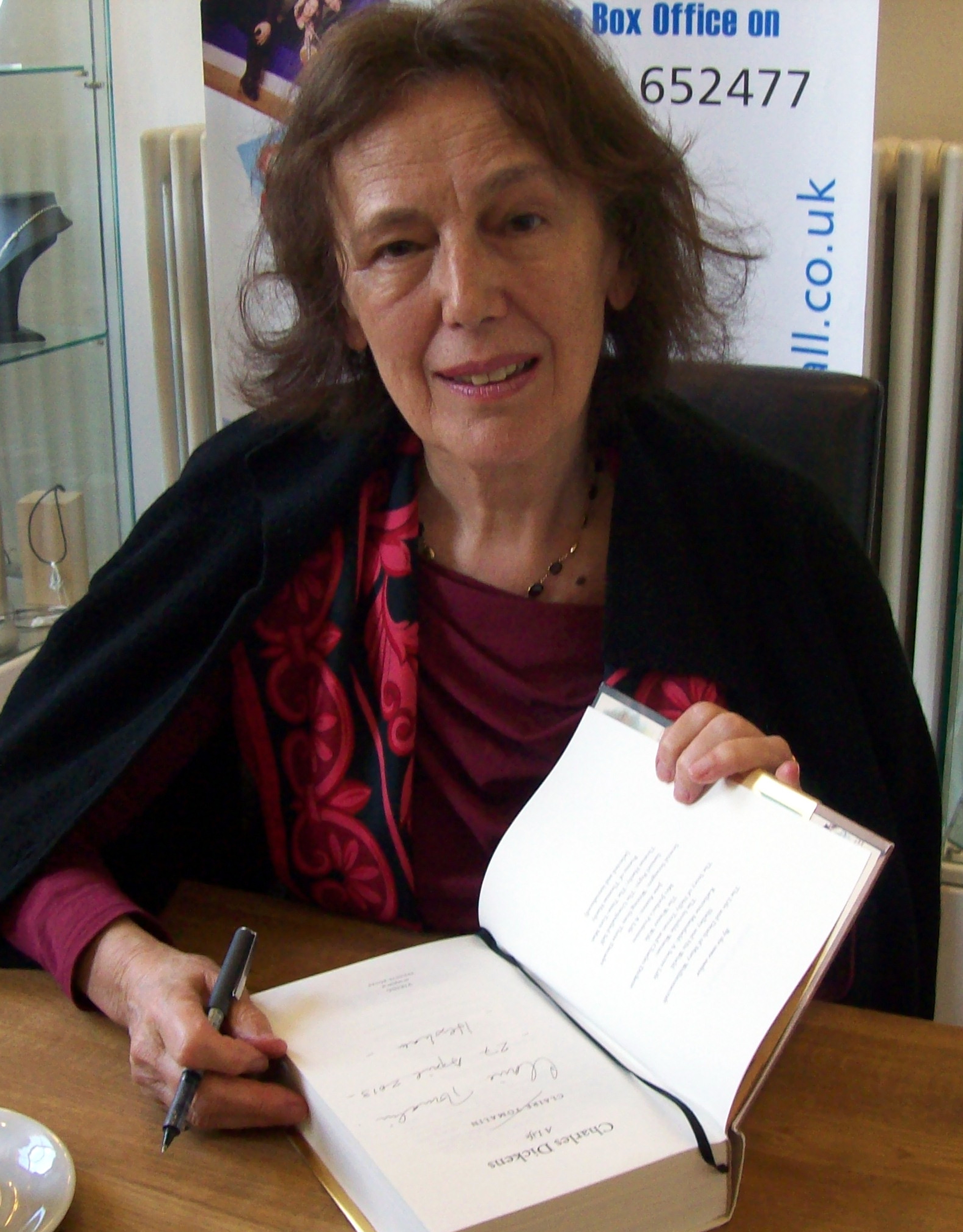 auteur Claire Tomalin de la citation Écrire la biographie de Charles Dickens, c'est comme écrire cinq biographies.