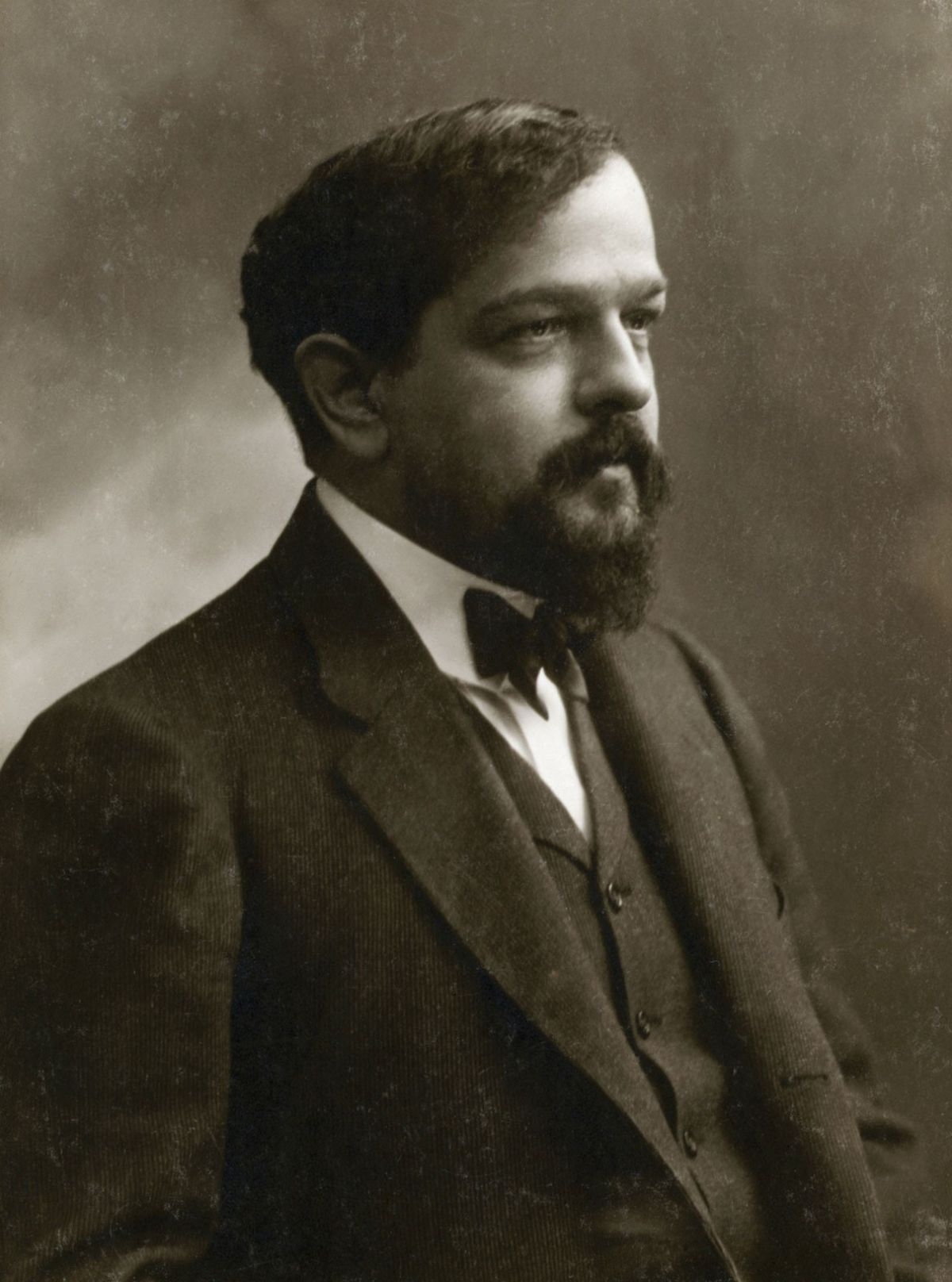 auteur Claude Debussy de la citation Tout d'abord, mesdames et messieurs, vous devez oublier que vous êtes des chanteurs.