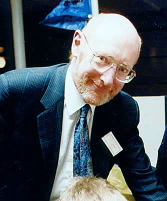 auteur Clive Sinclair de la citation À l'école, je n'ai jamais eu une emprise sur l'histoire de l'anglais, et Cheder était un endroit dirigé par des incompétents sadiques, donc je me suis senti éloigné de la partie juive de mon passé.