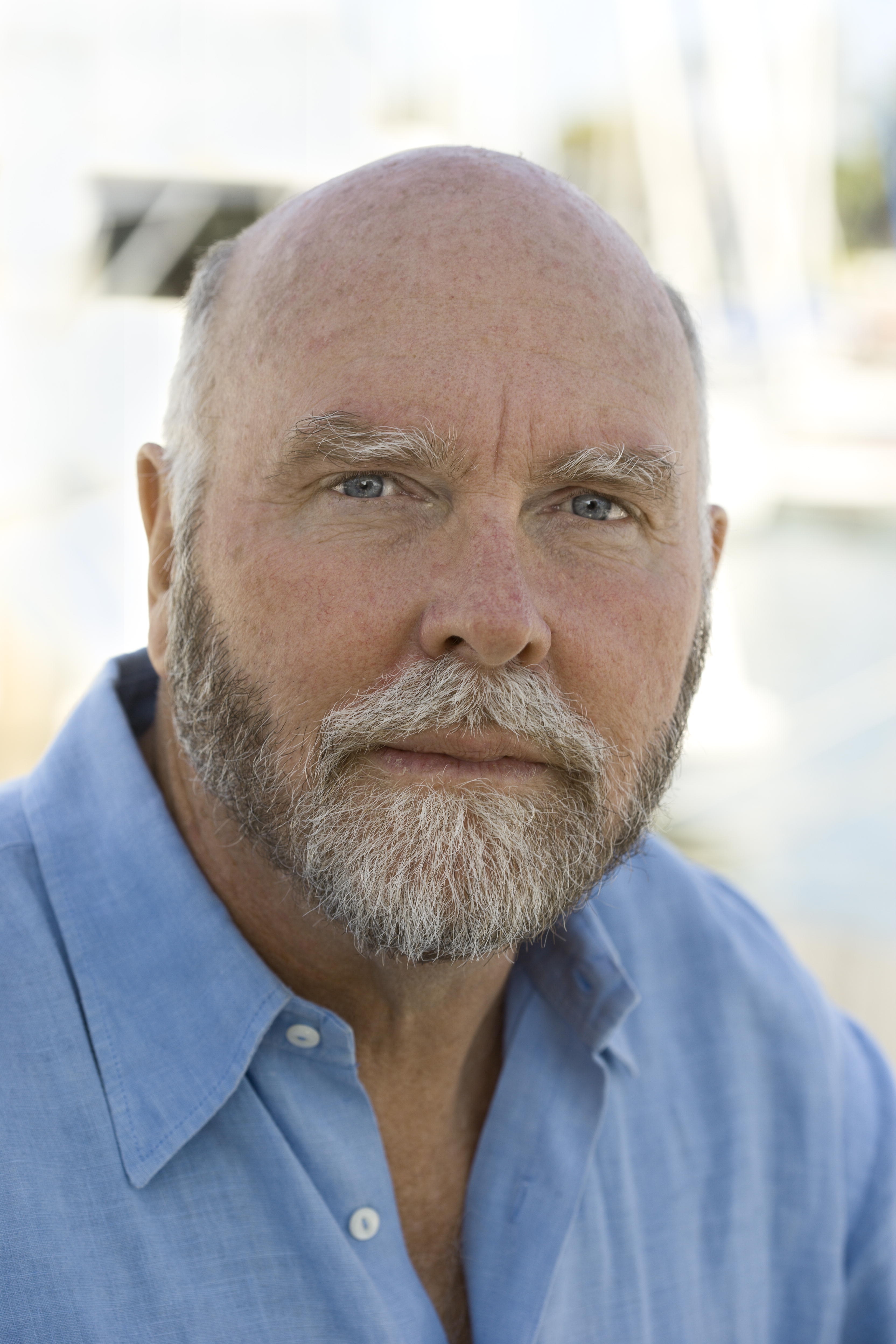 auteur Craig Venter de la citation Tout le monde cherche une algue naturelle qui va être une cellule miracle pour sauver le monde, et après un siècle de recherche, les gens ne l'ont toujours pas trouvé.