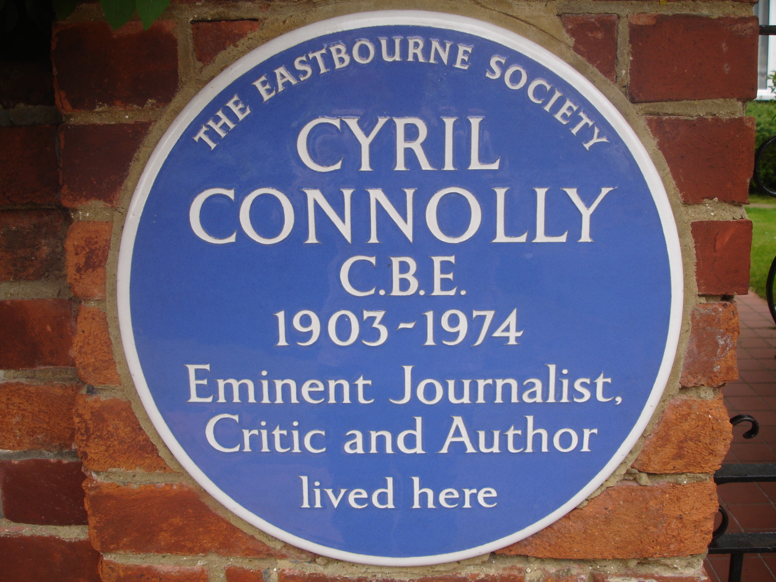 auteur Cyril Connolly de la citation Aucune ville ne devrait être trop grande pour qu'un homme puisse sortir du matin.