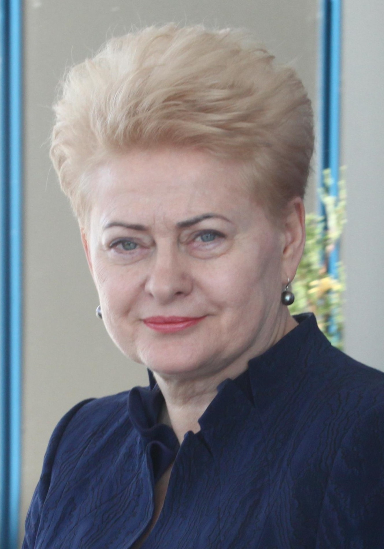 auteur Dalia Grybauskaite de la citation Les femmes recherchent toujours une solution pacifique à un conflit. Ils sont plus sensibles lorsqu'ils optent pour un compromis ou lorsqu'ils restent à côté de leur position. Ils sont prêts à écouter différentes vues, à entendre toutes les voix de la société.