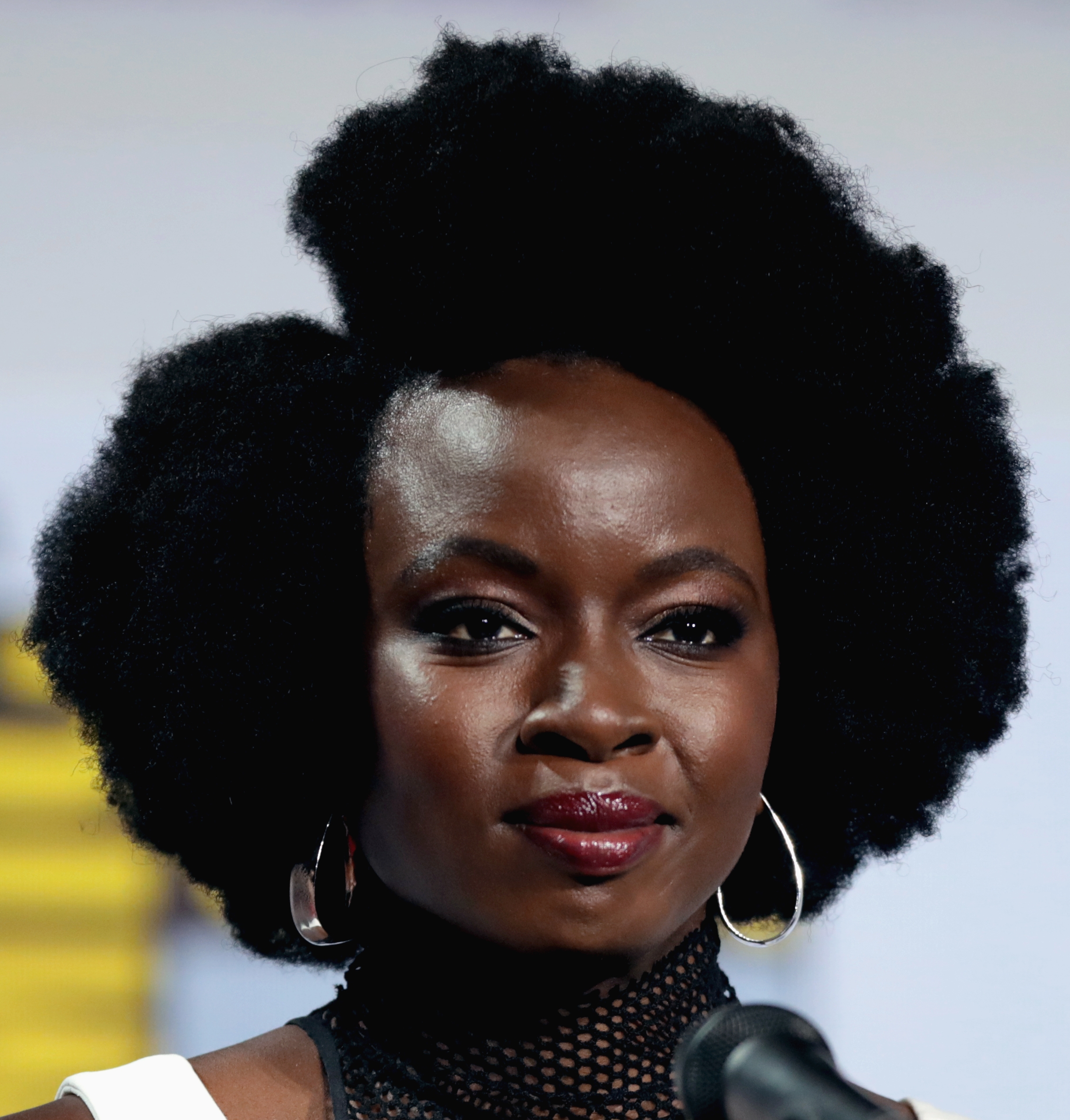 auteur Danai Gurira de la citation Pourquoi les femmes noires sur scène ne peuvent-elles pas raconter des histoires qui peuvent affecter les hommes blancs dans le public?