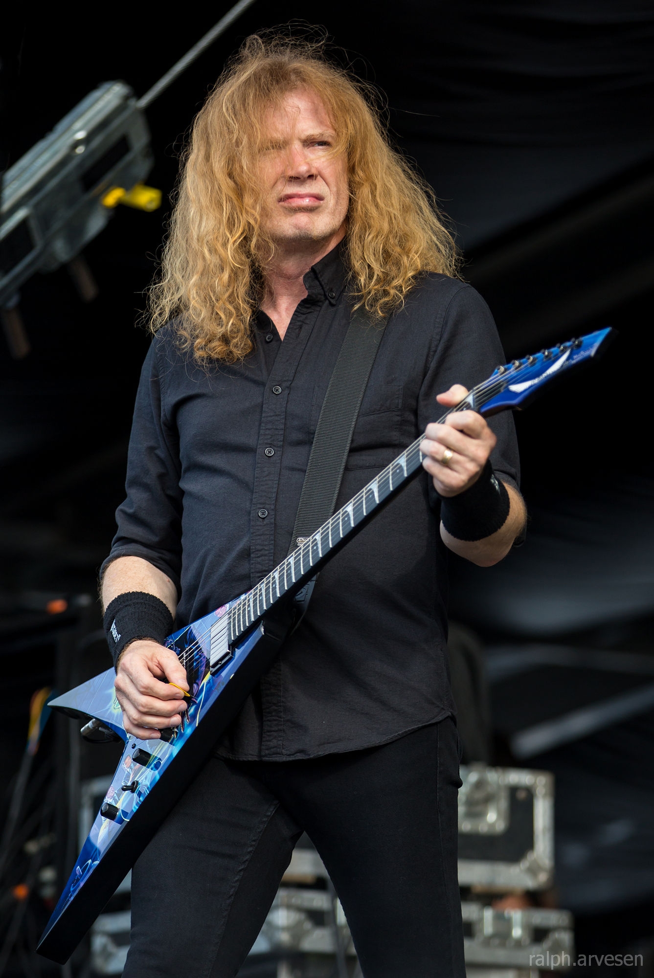 auteur Dave Mustaine de la citation De plus, la basse n'est pas un instrument difficile à jouer. C'est comme un pas du Kazoo, n'est-ce pas?