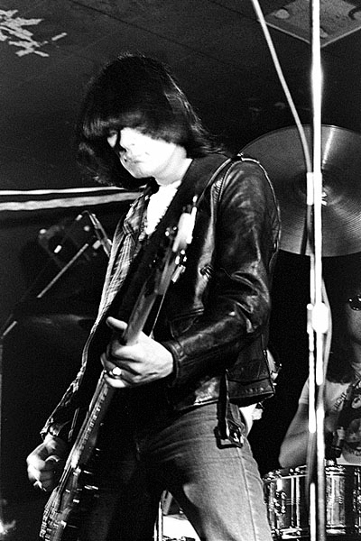 auteur Dee Dee Ramone de la citation J'ai commencé à écouter et à jouer une autre musique dans les années 90. C'était après avoir entendu d'autres groupes, comme Bad Religion, couvrant des chansons de Ramones que j'ai recommencé à aimer nos chansons.