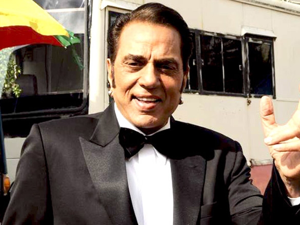 auteur dharmendra de la citation Les gens disent que les artistes vont et viennent, mais laissez-moi vous dire que je ne suis pas un artiste. Je suis d'abord un être humain et si vous êtes un bon être humain, vous avez tout accompli, peu importe votre gros acteur.