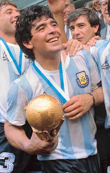 auteur Diego Maradona de la citation Voir le ballon, courir après, fait de moi l'homme le plus heureux du monde.