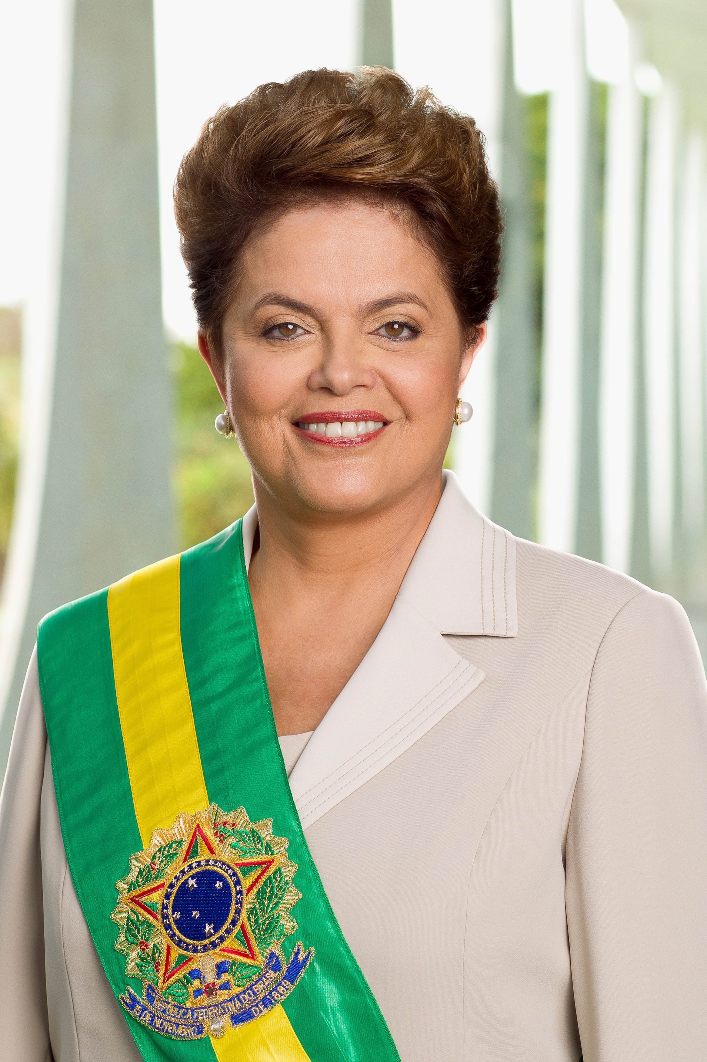 auteur Dilma Rousseff de la citation Je crois que le Brésil était prêt à élire une femme. Pourquoi? Parce que les femmes brésiliennes l'ont atteint. Je ne suis pas venu ici par moi-même, par mes propres mérites. Nous sommes majoritaires ici dans ce pays.